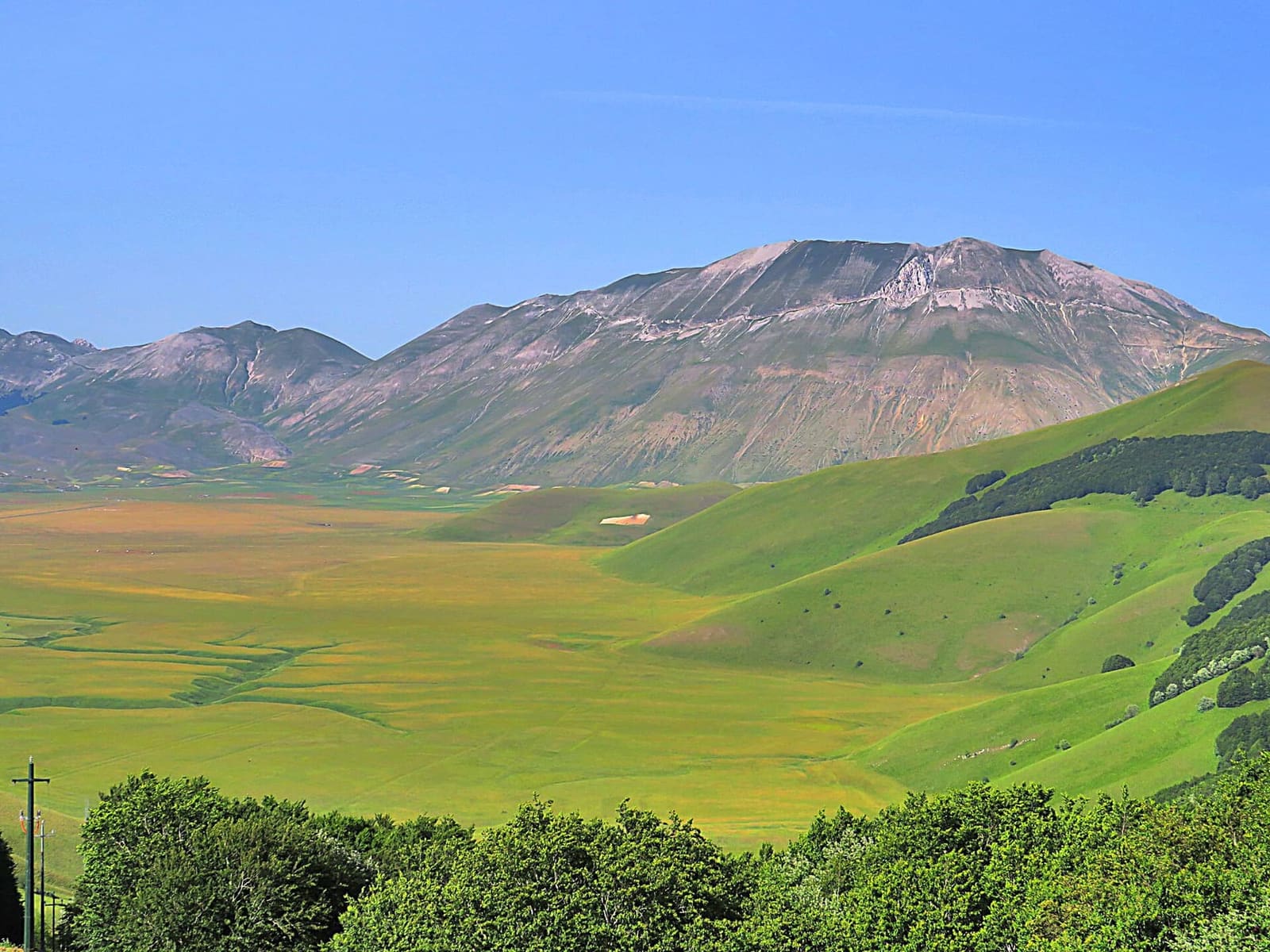 il Monte Vettore sopra il Pian Grande, visto dalla strada di Castelluccio