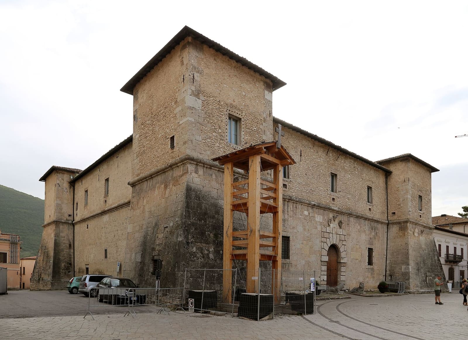 la Castellina in piazza San Benedetto nel 2019, chiusa dopo il terremoto del 2016