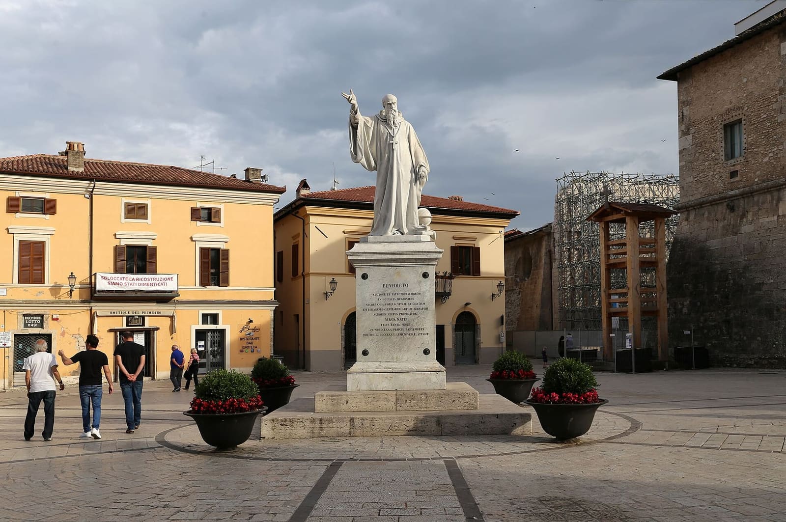 la statua di San Benedetto in mezzo a piazza San Benedetto, nel 2019