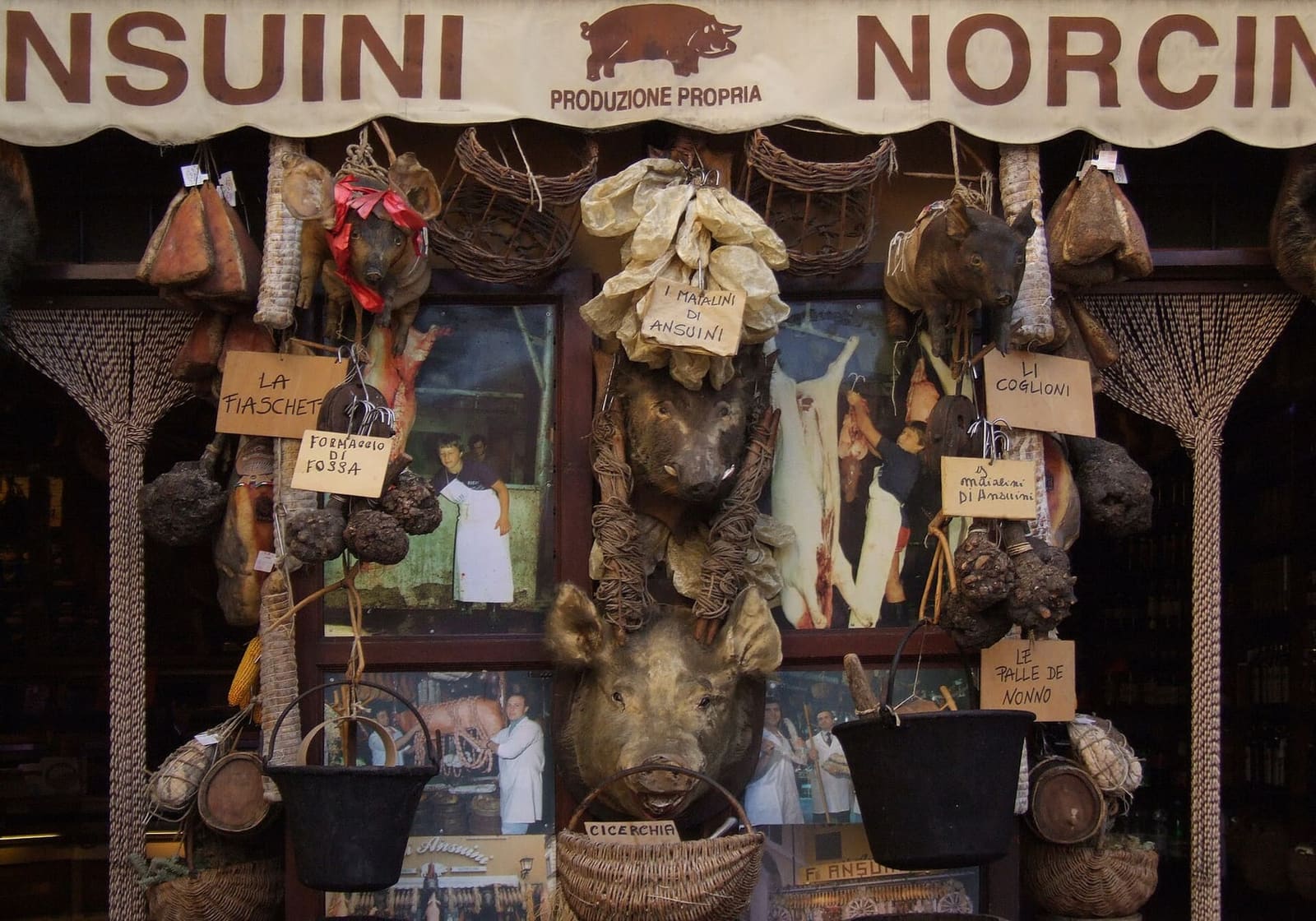 salumi e una testa di cinghiale nella vetrina di una norcineria, nel 2013