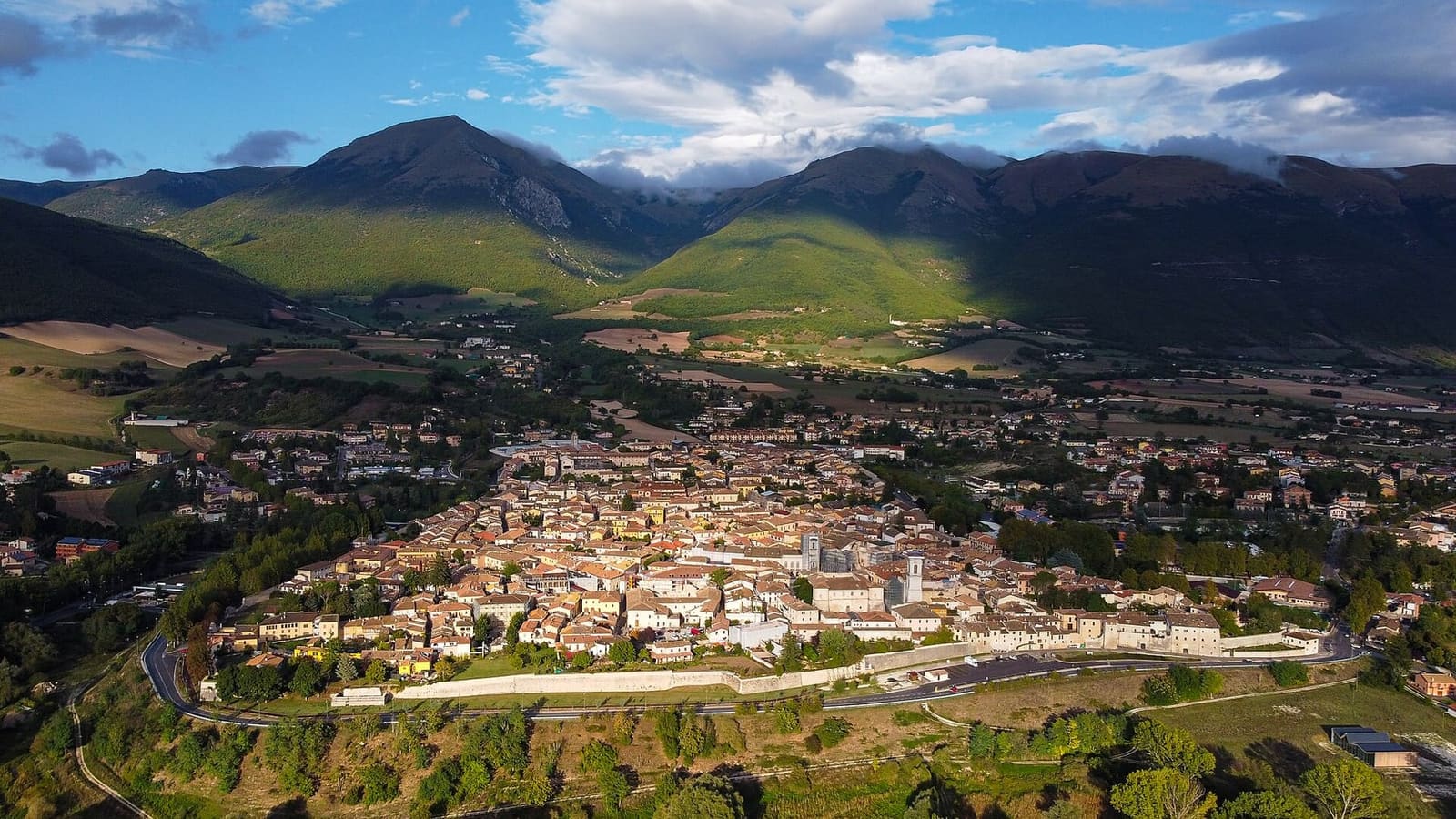Norcia dall'alto, chiusa nelle sue mura davanti ai Monti Sibillini, nel settembre 2020