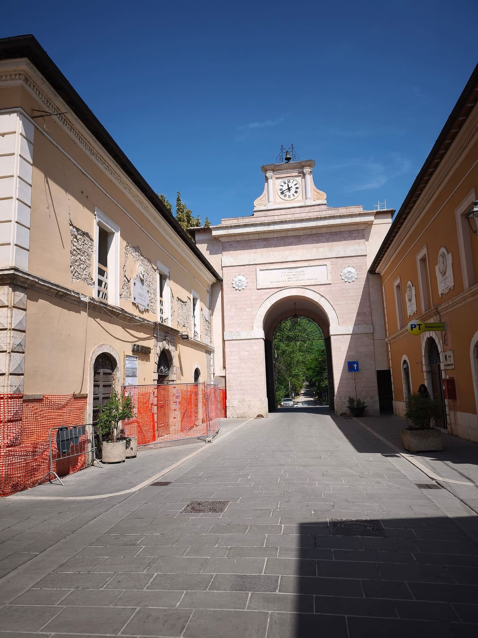 Porta Romana in fondo alla strada, nell'agosto 2026