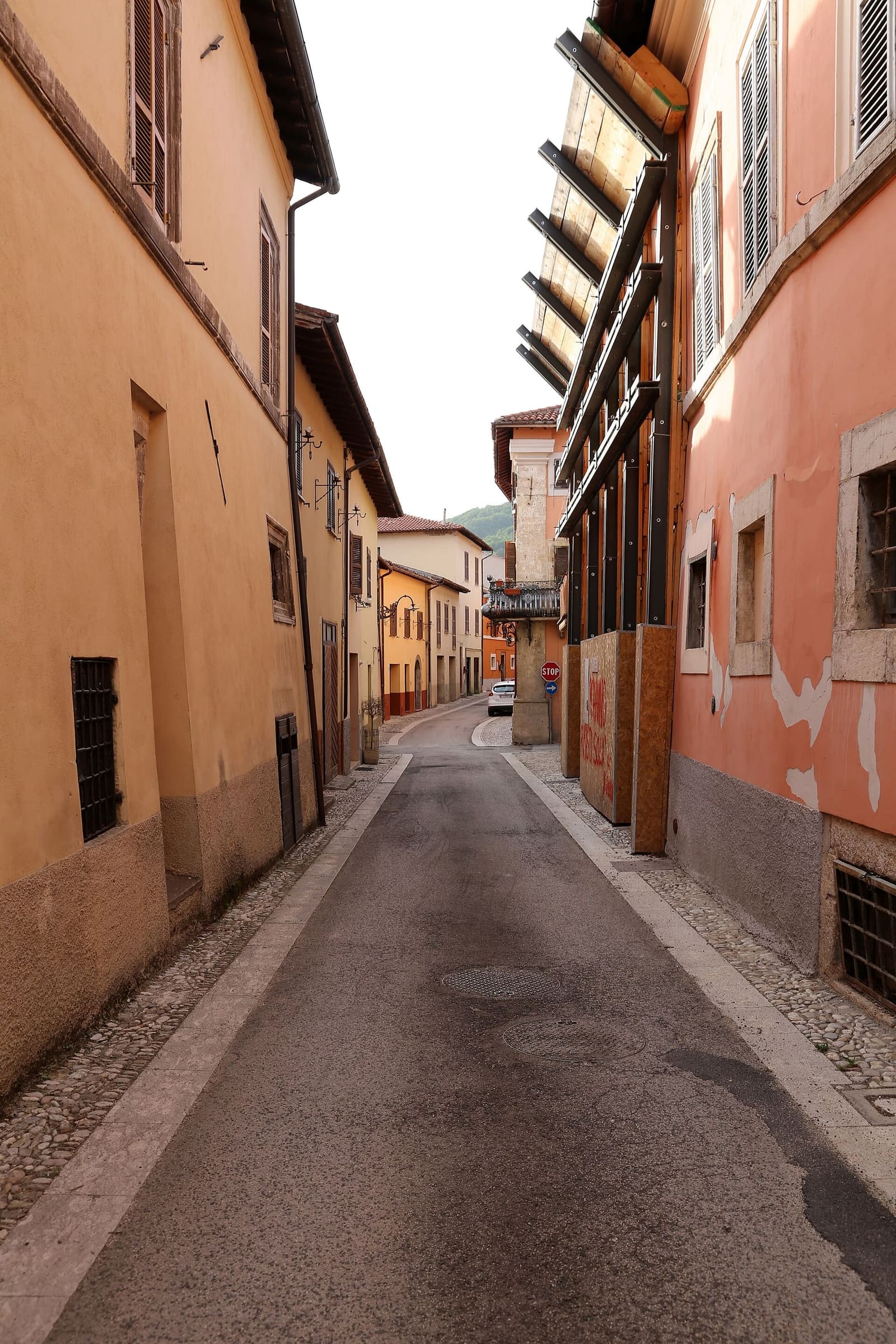 via Umberto I, una delle strade dentro le mura, nel 2019