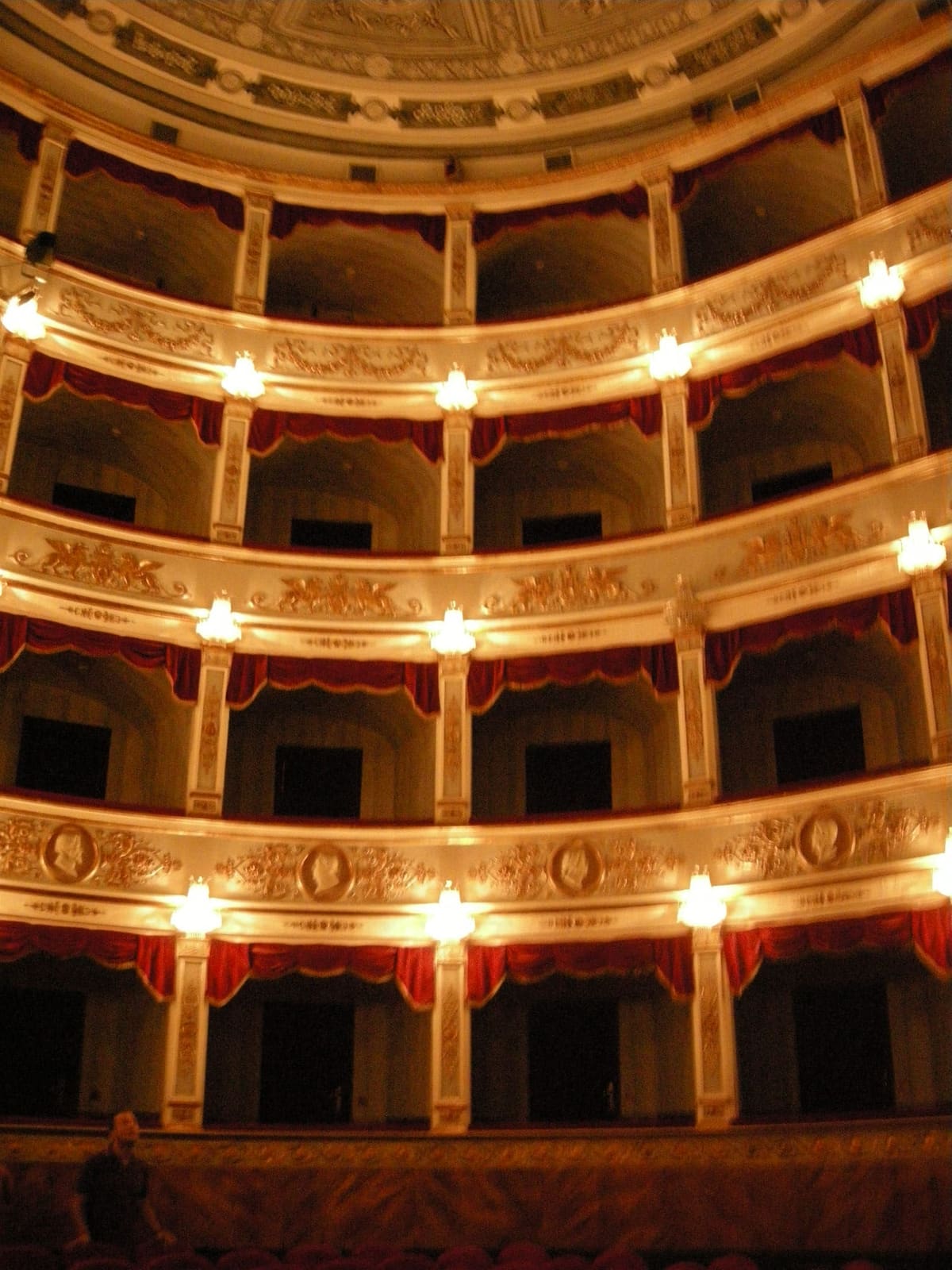 i palchi del Teatro Tina Di Lorenzo, in quattro ordini, con le luci accese