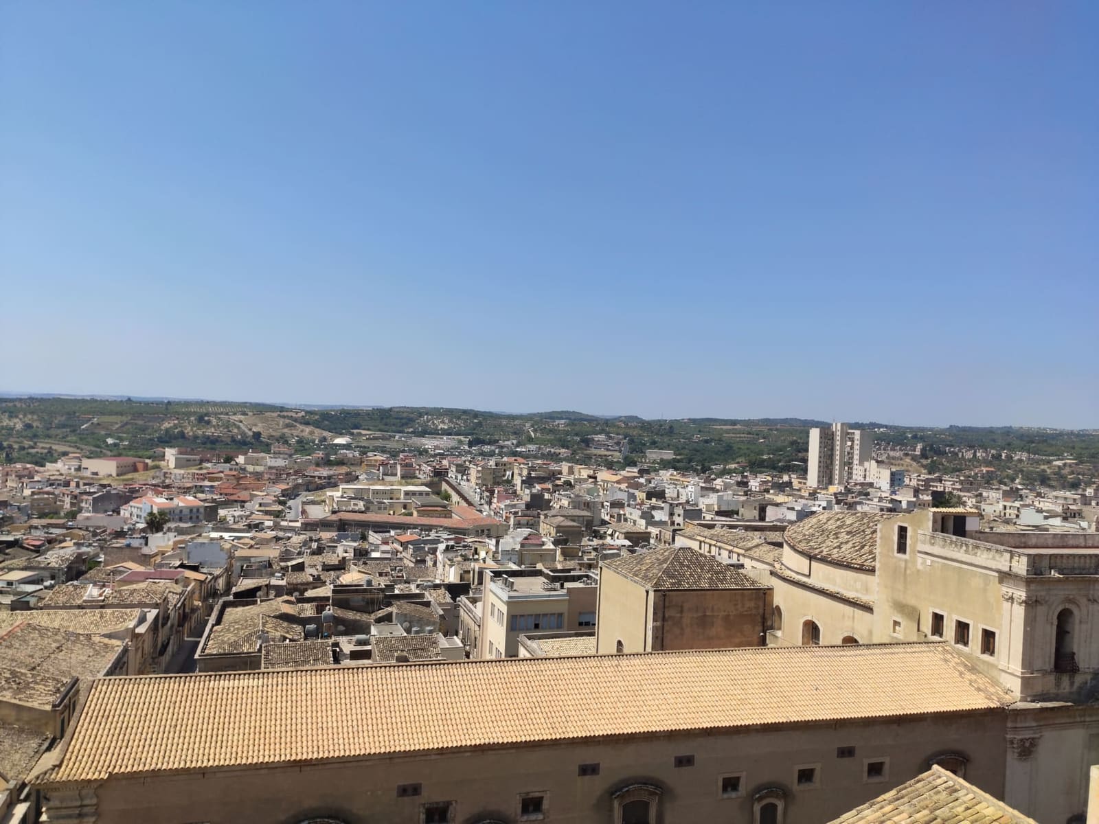 i tetti di Noto dall'alto, fino alle colline della campagna