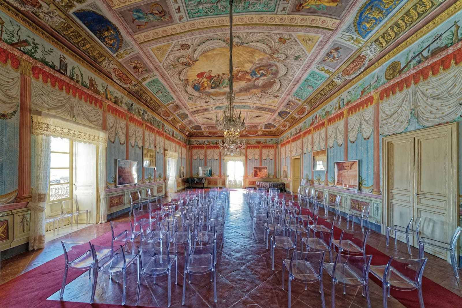 il salone delle feste di Palazzo Nicolaci, con le pareti e il soffitto dipinti