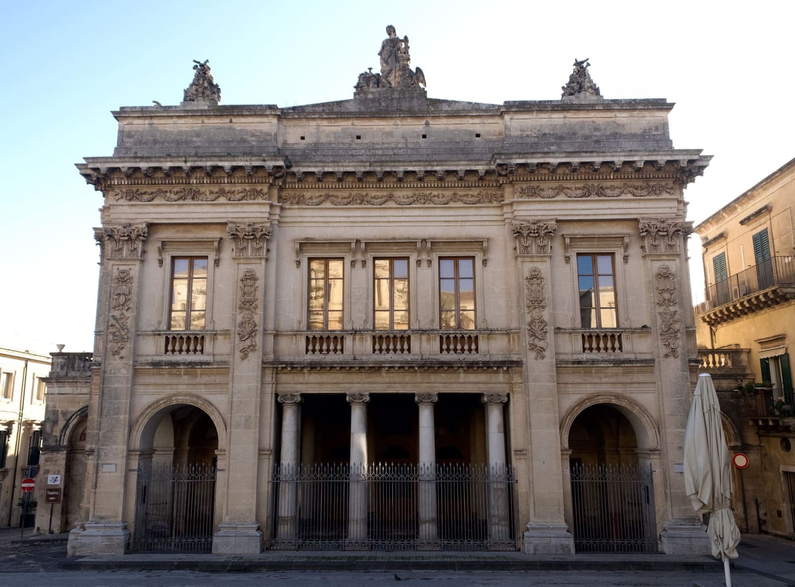 la facciata del Teatro Tina Di Lorenzo su Piazza XVI Maggio