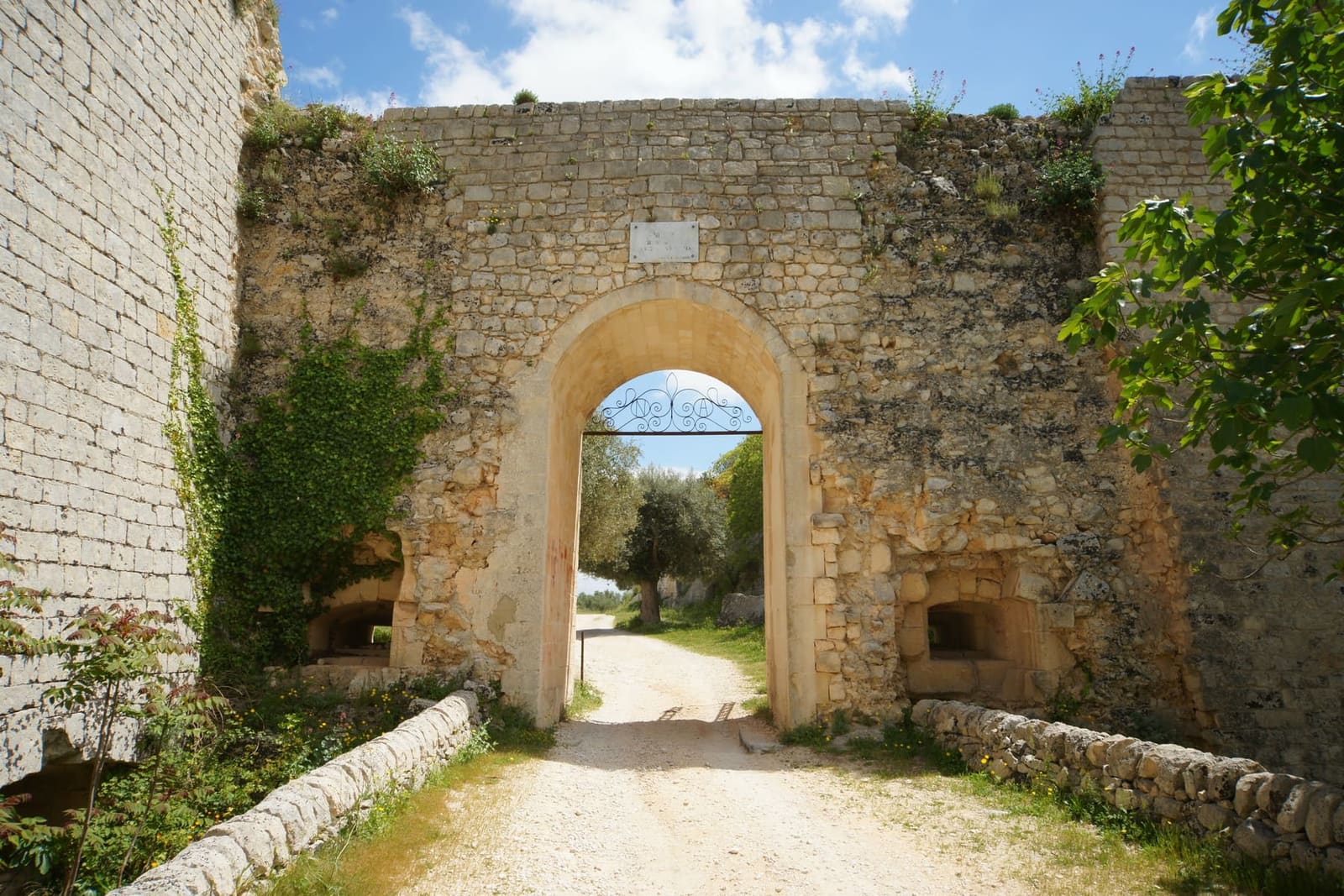 la Porta della Montagna di Noto Antica, l'arco nelle mura della città abbandonata