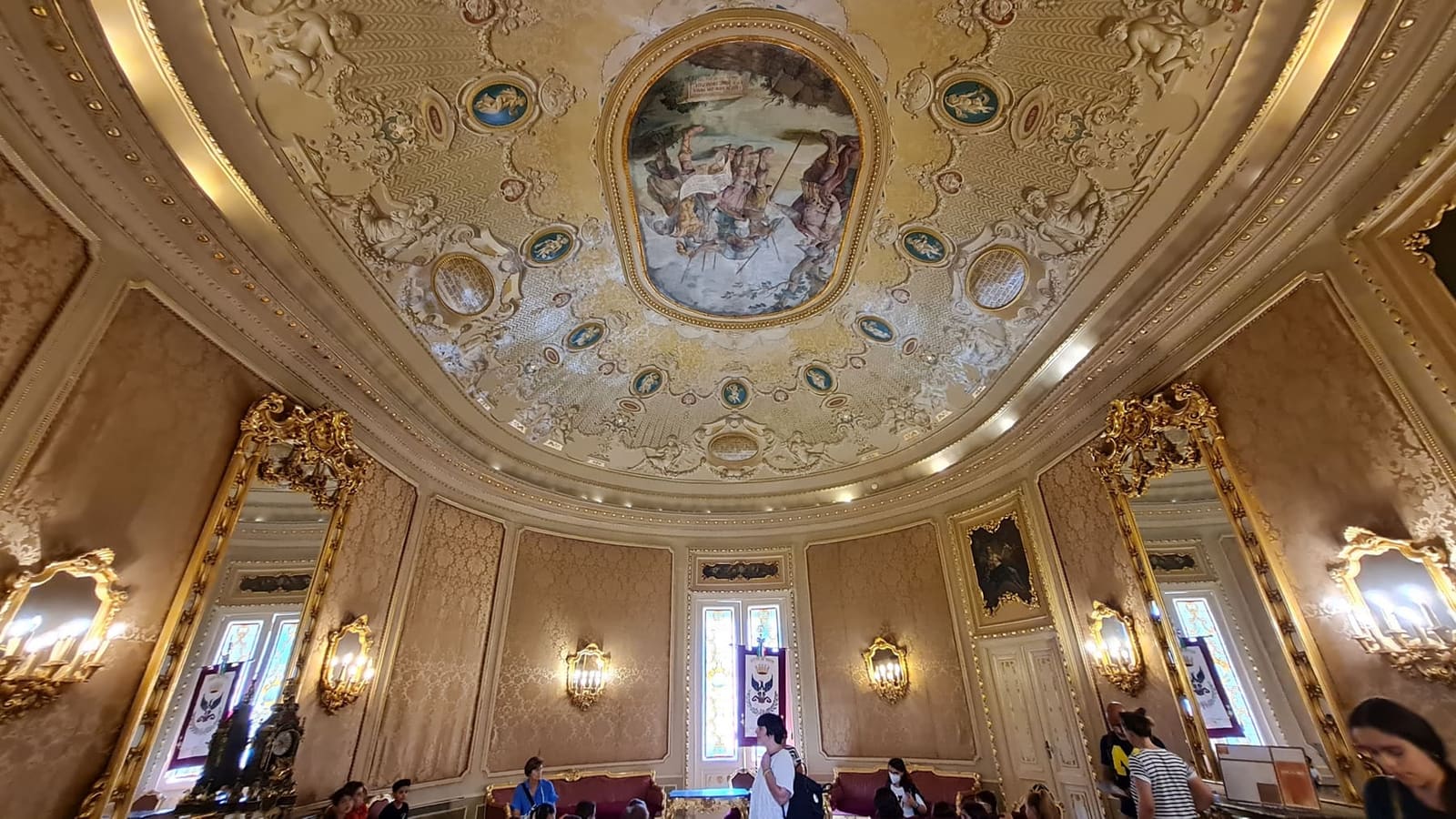 la Sala degli Specchi di Palazzo Ducezio, con gli stucchi dorati e la volta dipinta