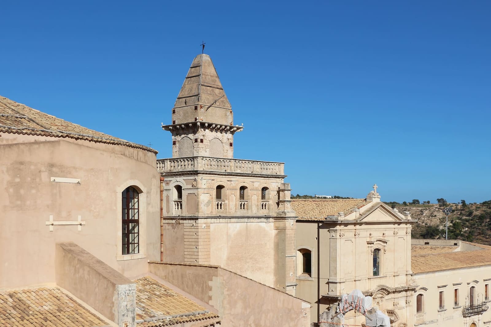 la torre belvedere del monastero del Santissimo Salvatore sopra i tetti