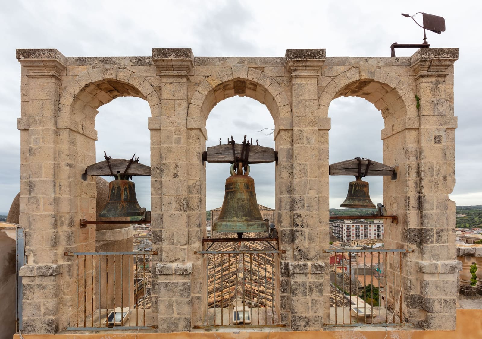 le tre campane nella cella del campanile di San Carlo, dove si sale a guardare la città