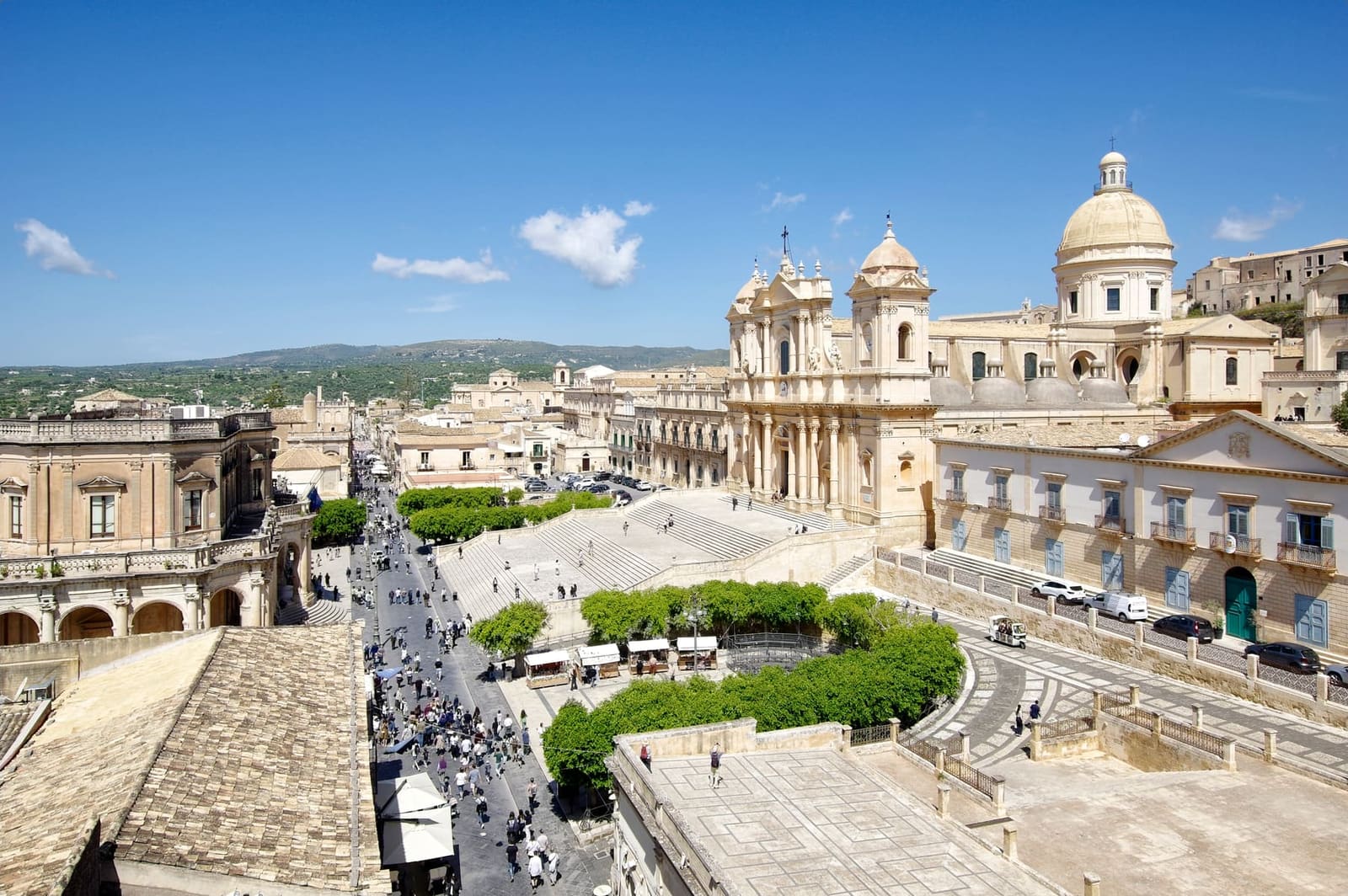 il Corso Vittorio Emanuele dall'alto, con la cattedrale di San Nicolò in cima alla scalinata e Palazzo Ducezio a sinistra