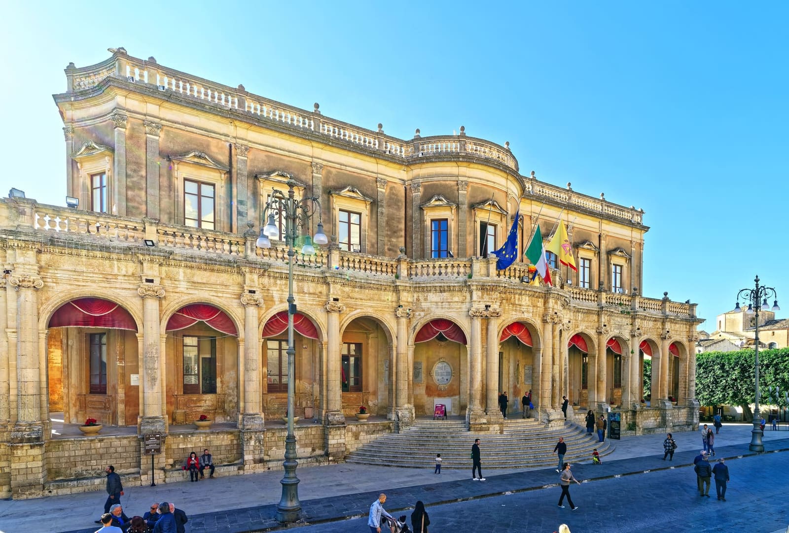 Palazzo Ducezio, il municipio, con il loggiato ad archi lungo il Corso
