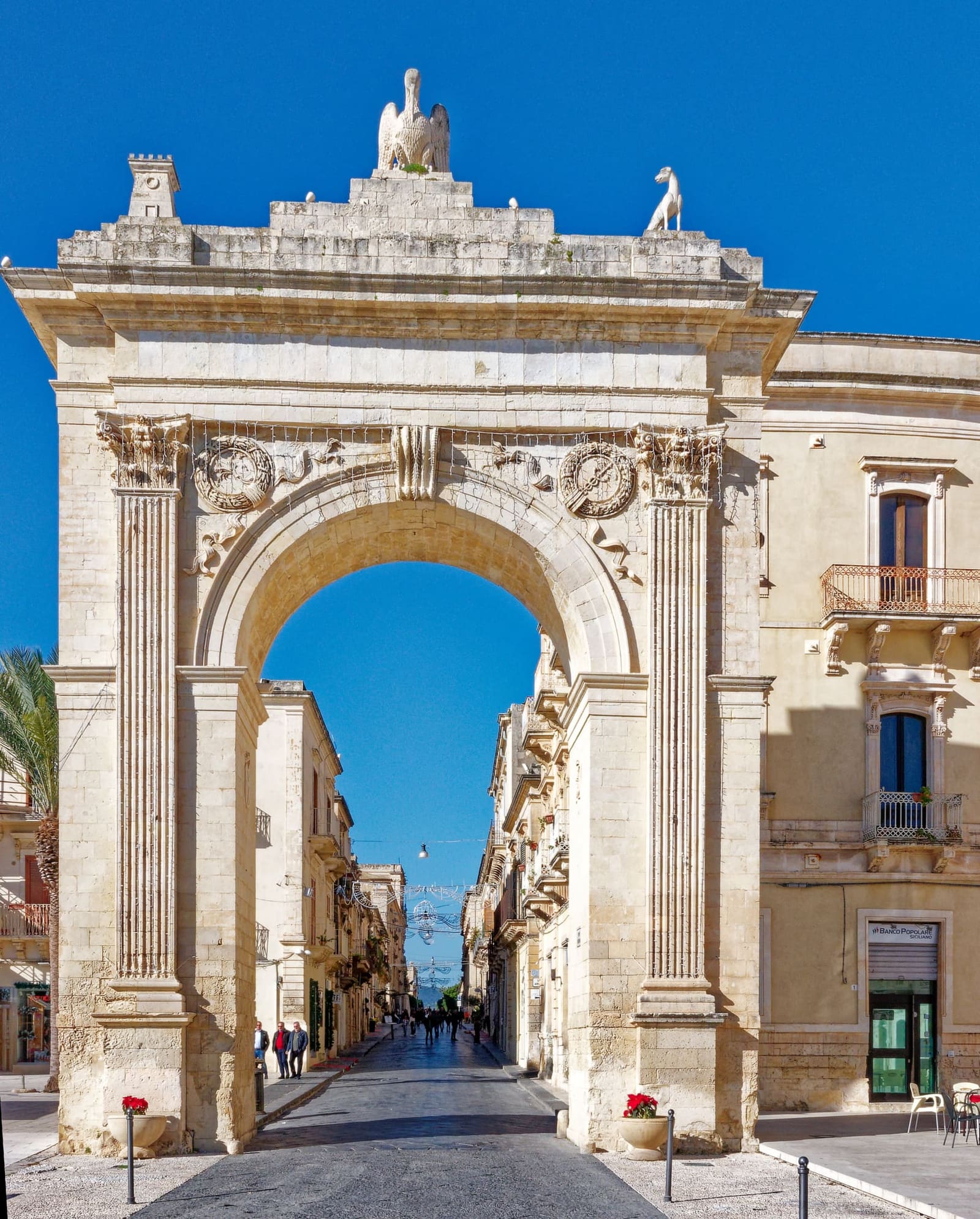Porta Reale con il pellicano in cima, e dietro l'arco il Corso che comincia