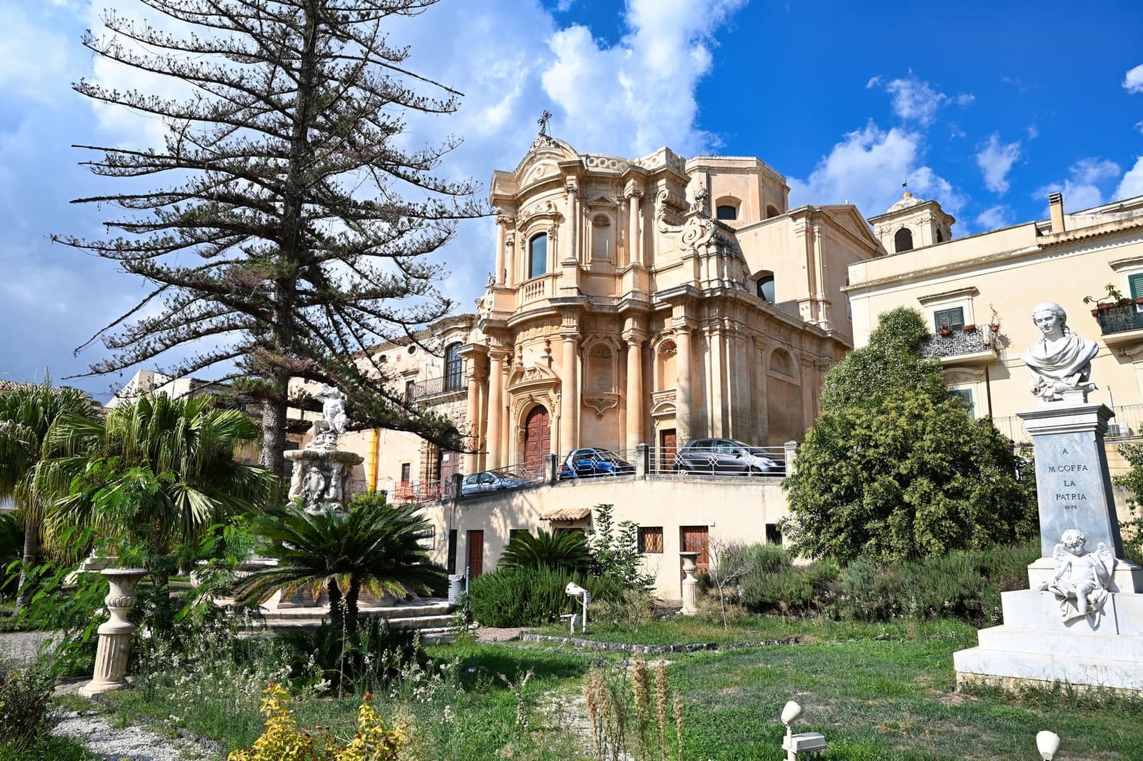 San Domenico dietro il giardino di Piazza XVI Maggio, con il grande pino