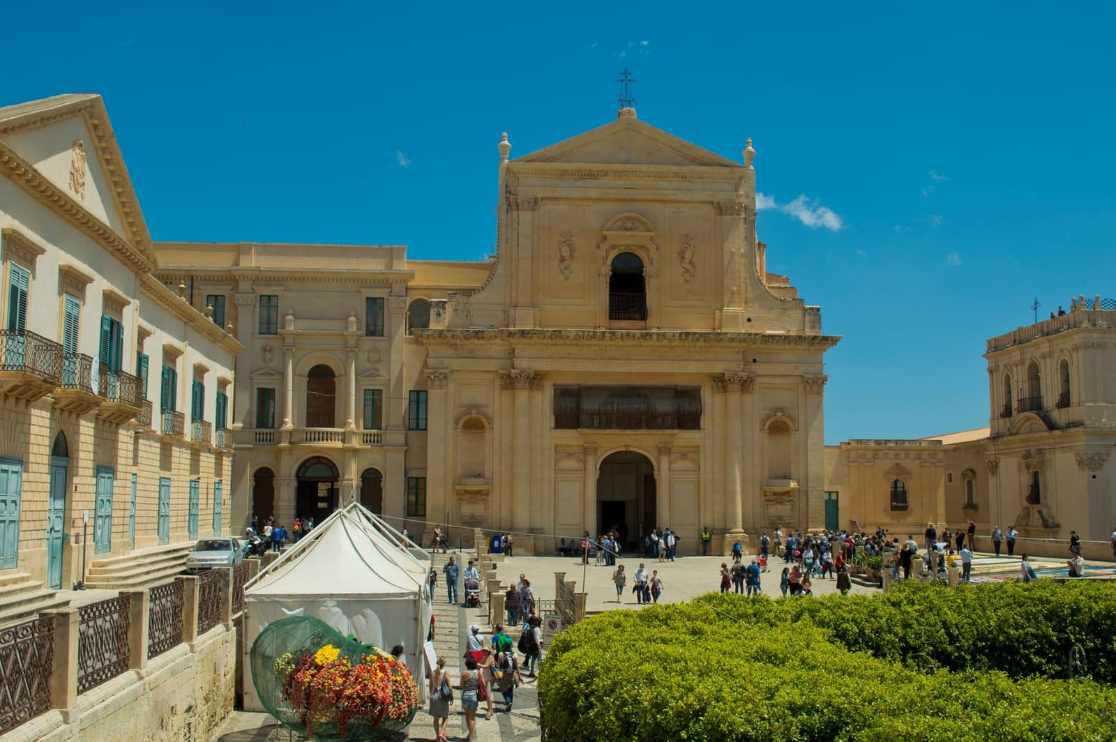 la facciata del Santissimo Salvatore in fondo alla sua piazza, fra i palazzi del Corso