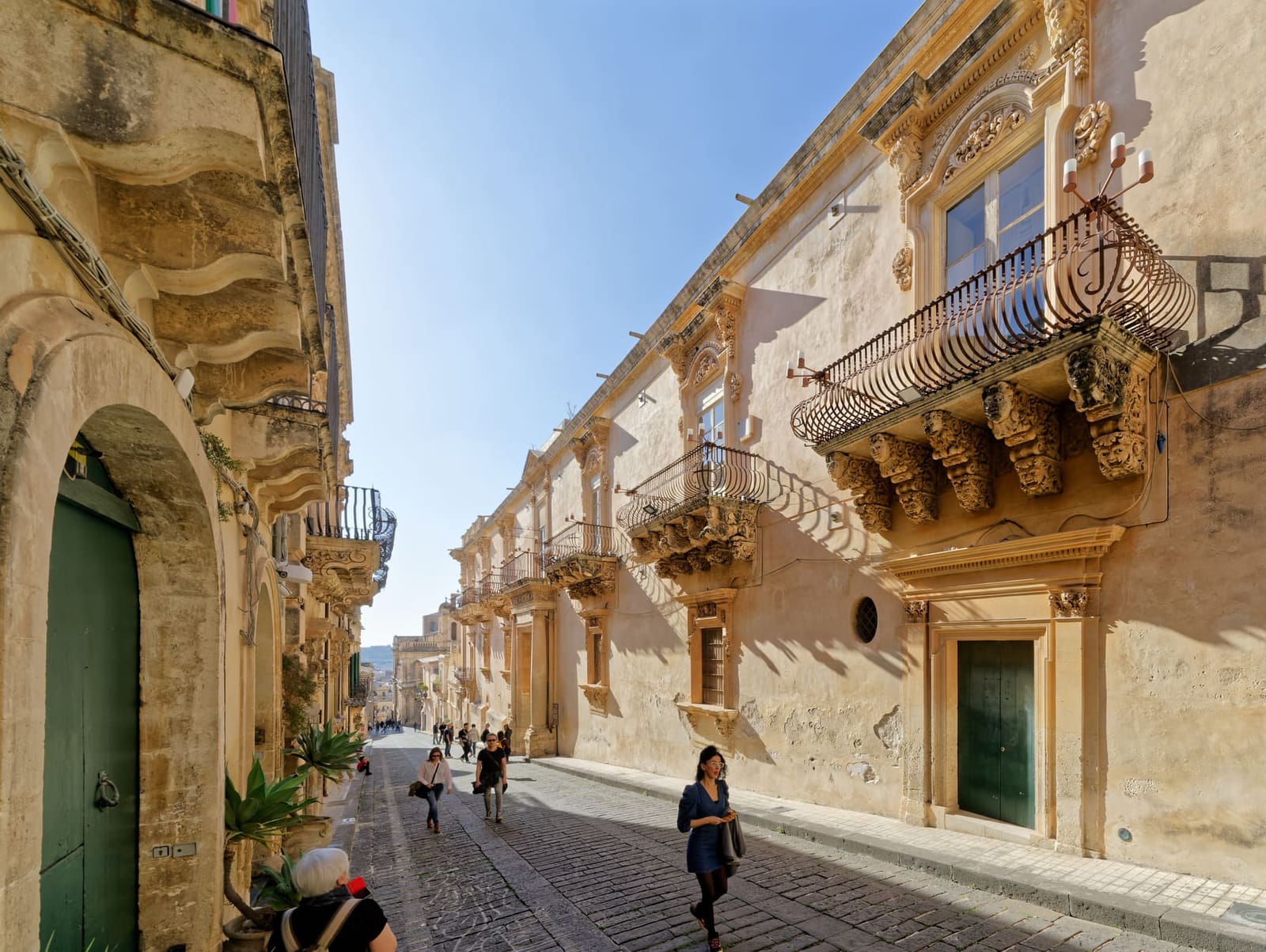 via Nicolaci in salita, con i balconi di Palazzo Nicolaci sulla destra