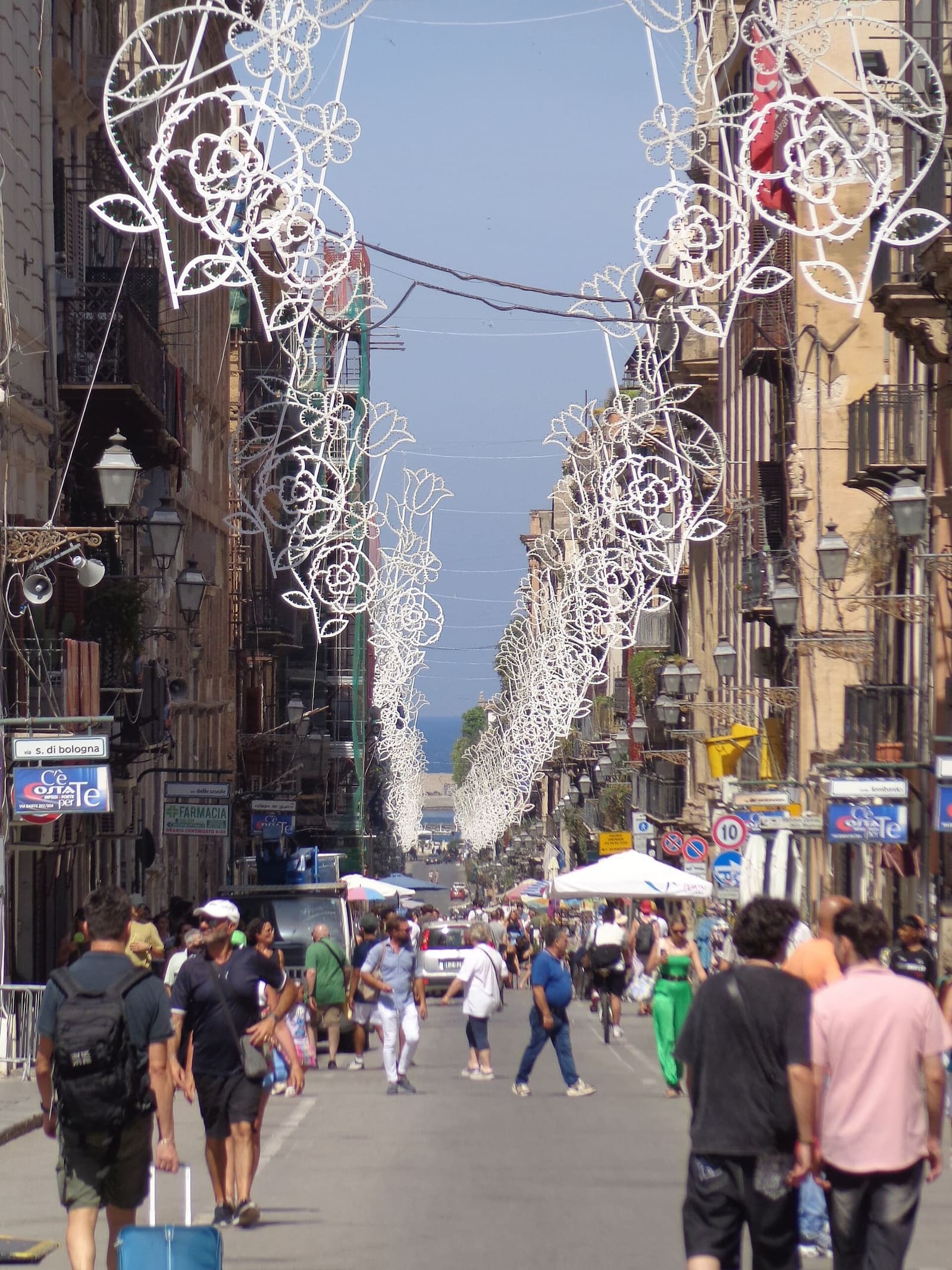 il Cassaro con le luminarie del Festino di Santa Rosalia, verso Porta Felice