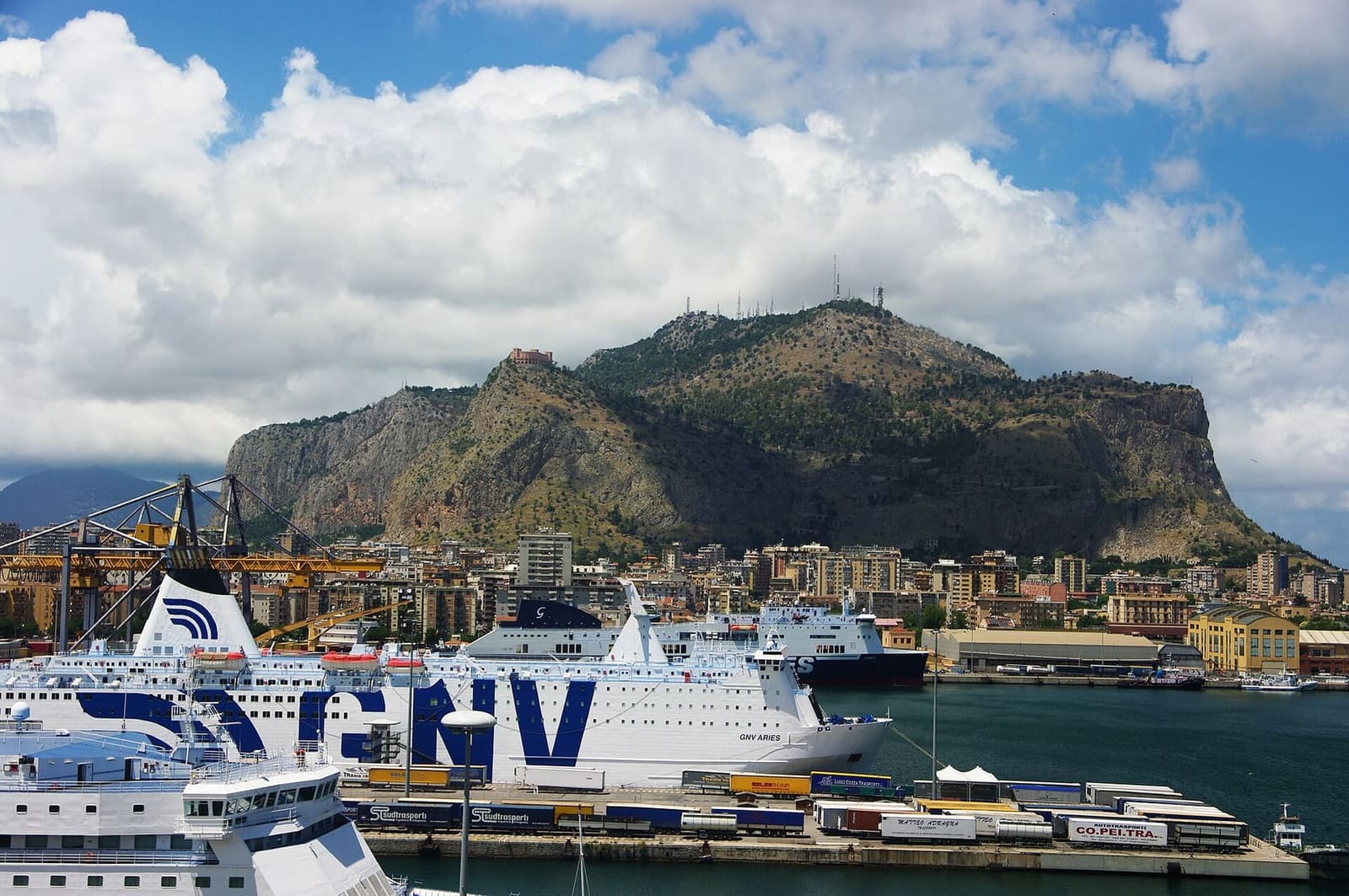 i traghetti della GNV al porto di Palermo, con il Monte Pellegrino dietro