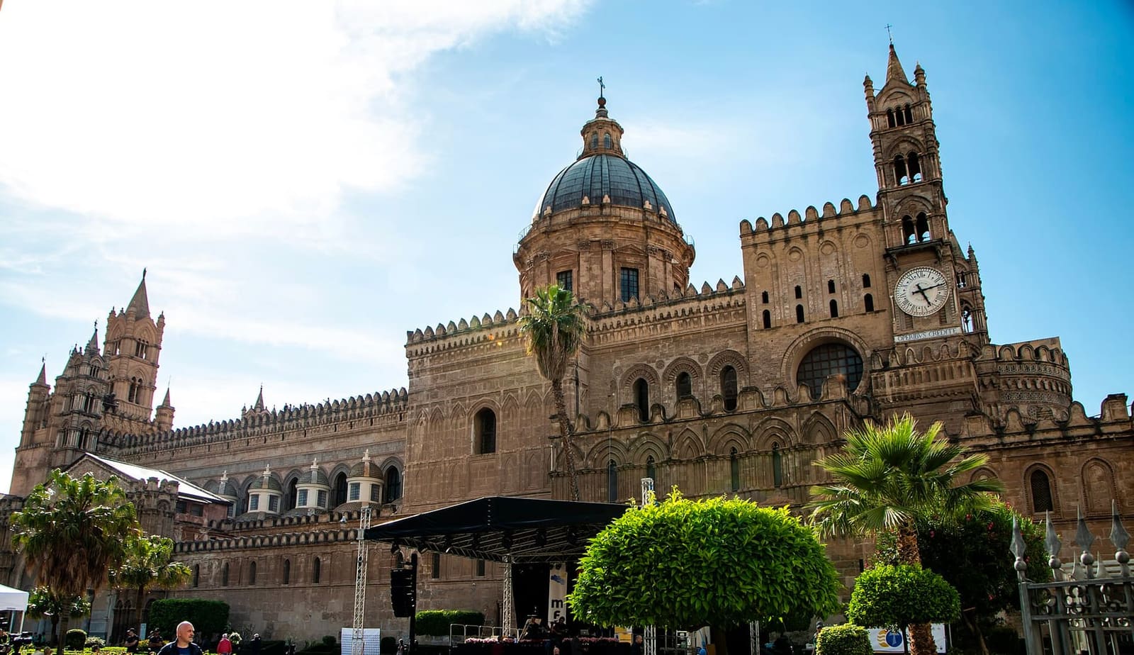 la cattedrale di Palermo dal fianco, con la cupola e il campanile