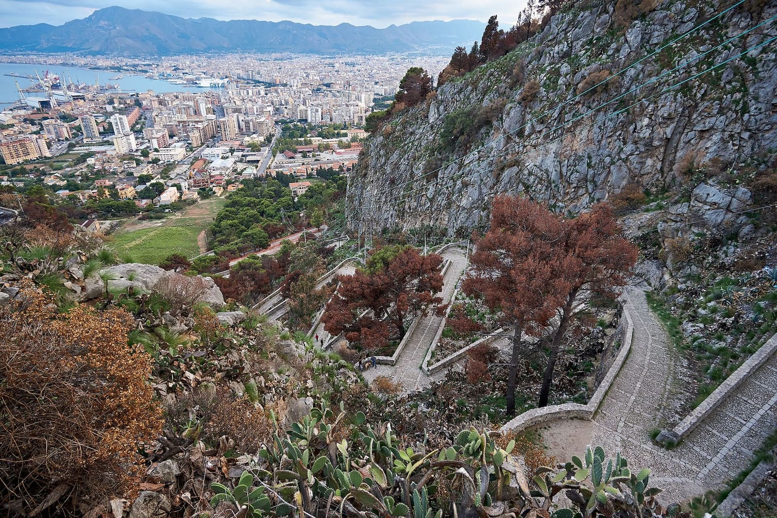 la scala vecchia che sale al Monte Pellegrino, con Palermo e il porto in basso