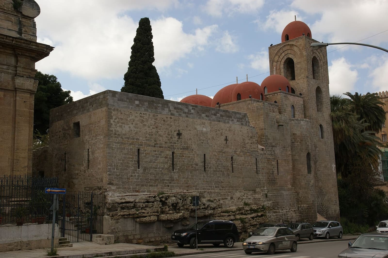 San Giovanni degli Eremiti, con le cupole rosse e il campanile
