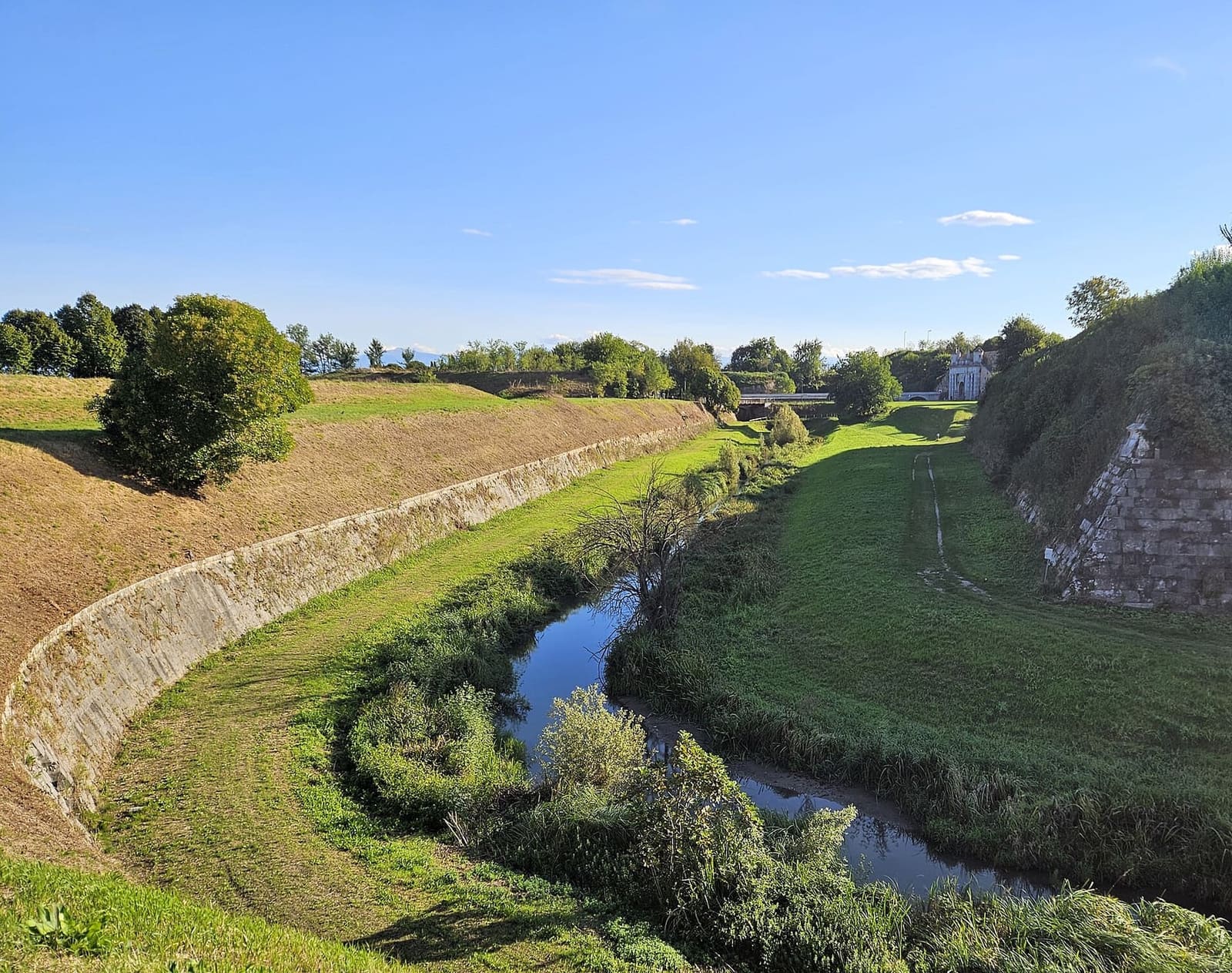 les bastions et le fossé près de la Porta Udine
