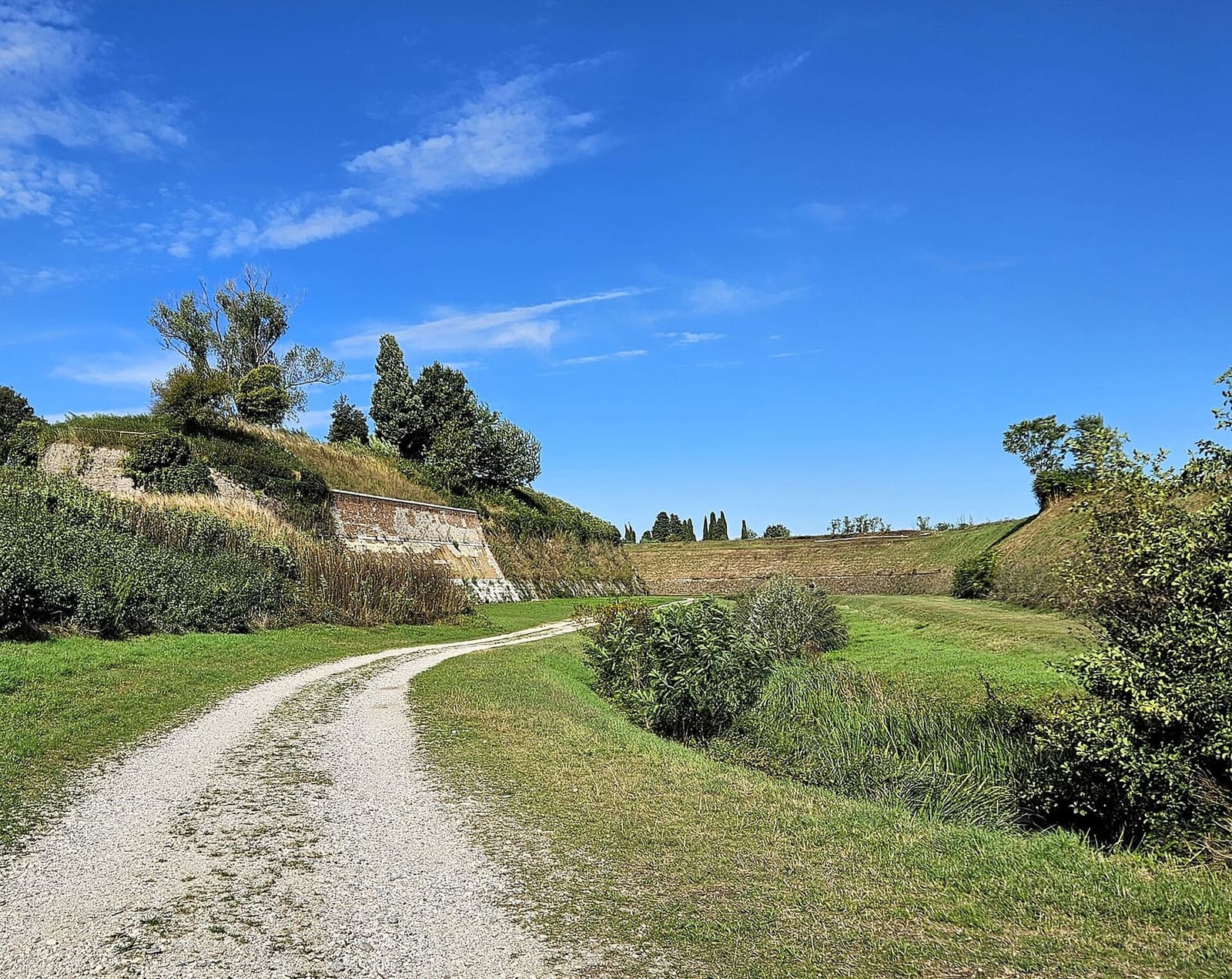 le sentier qui court entre les bastions et les fossés de l'enceinte