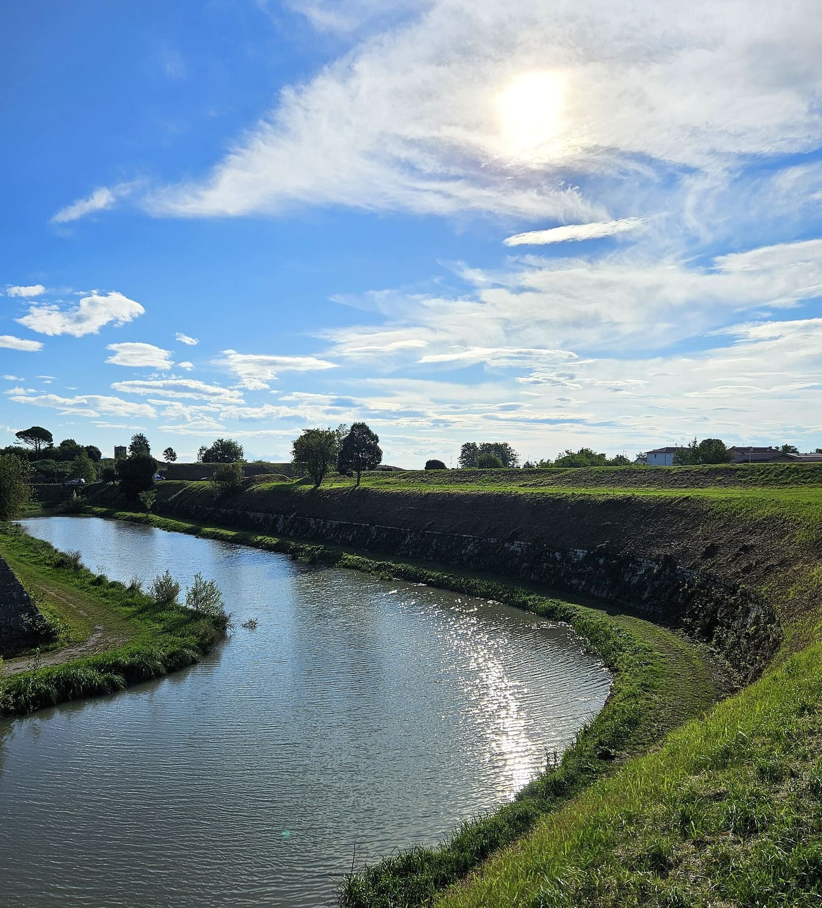 le fossé plein d'eau qui suit la courbe des bastions