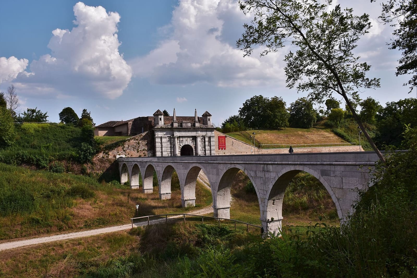 le pont à arches sur le fossé devant la Porta Udine