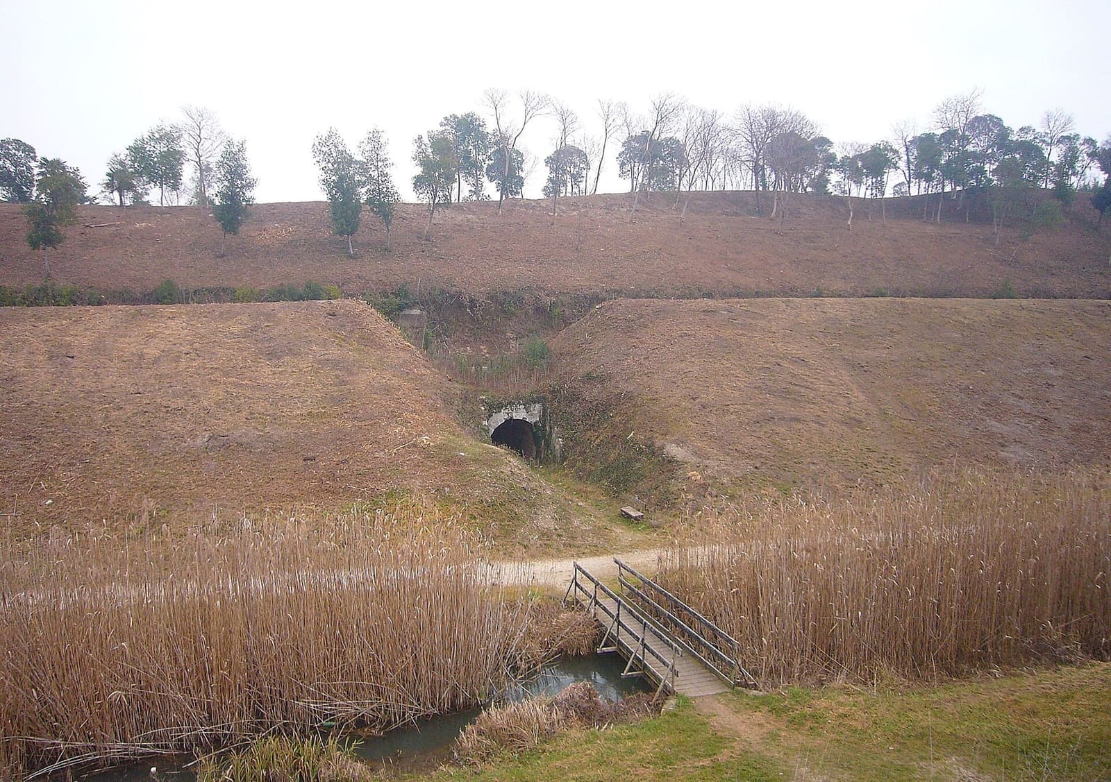 la petite passerelle sur le fossé et l'entrée de l'une des galeries creusées dans les bastions