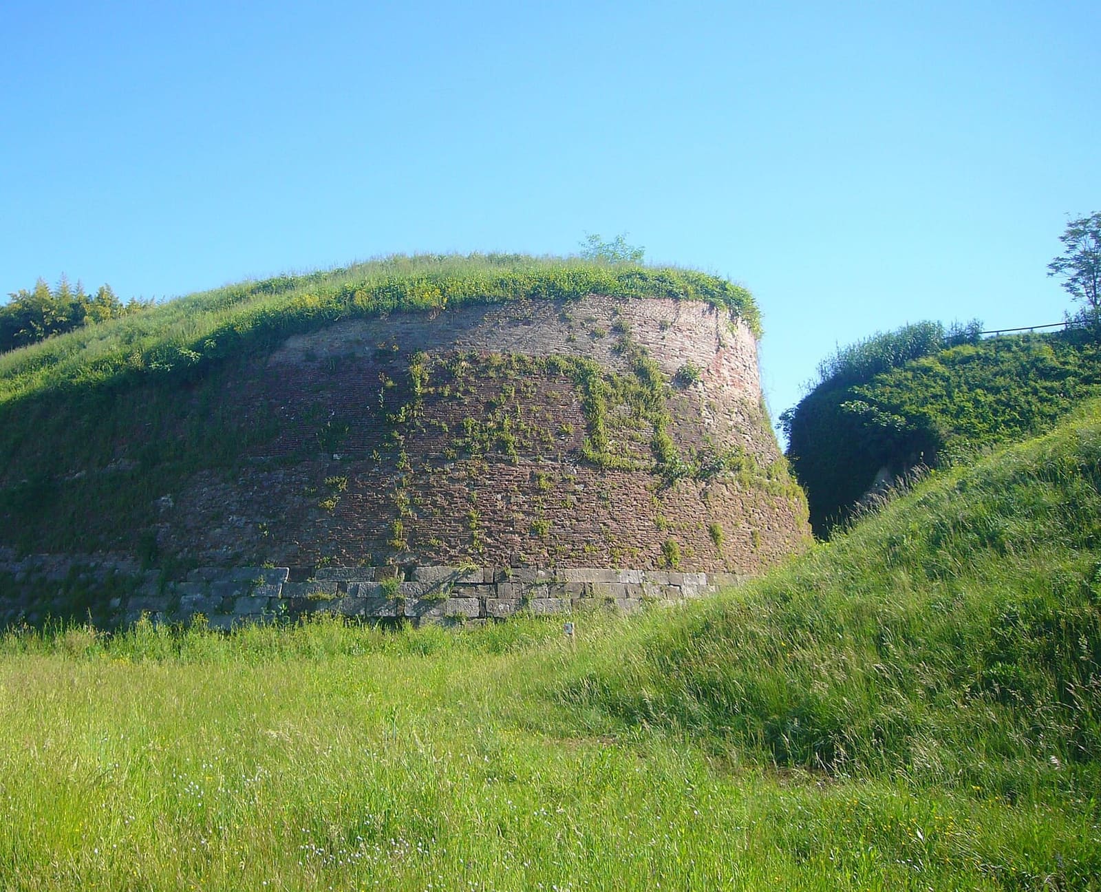 l'orillon en brique d'un bastion, couvert d'herbe