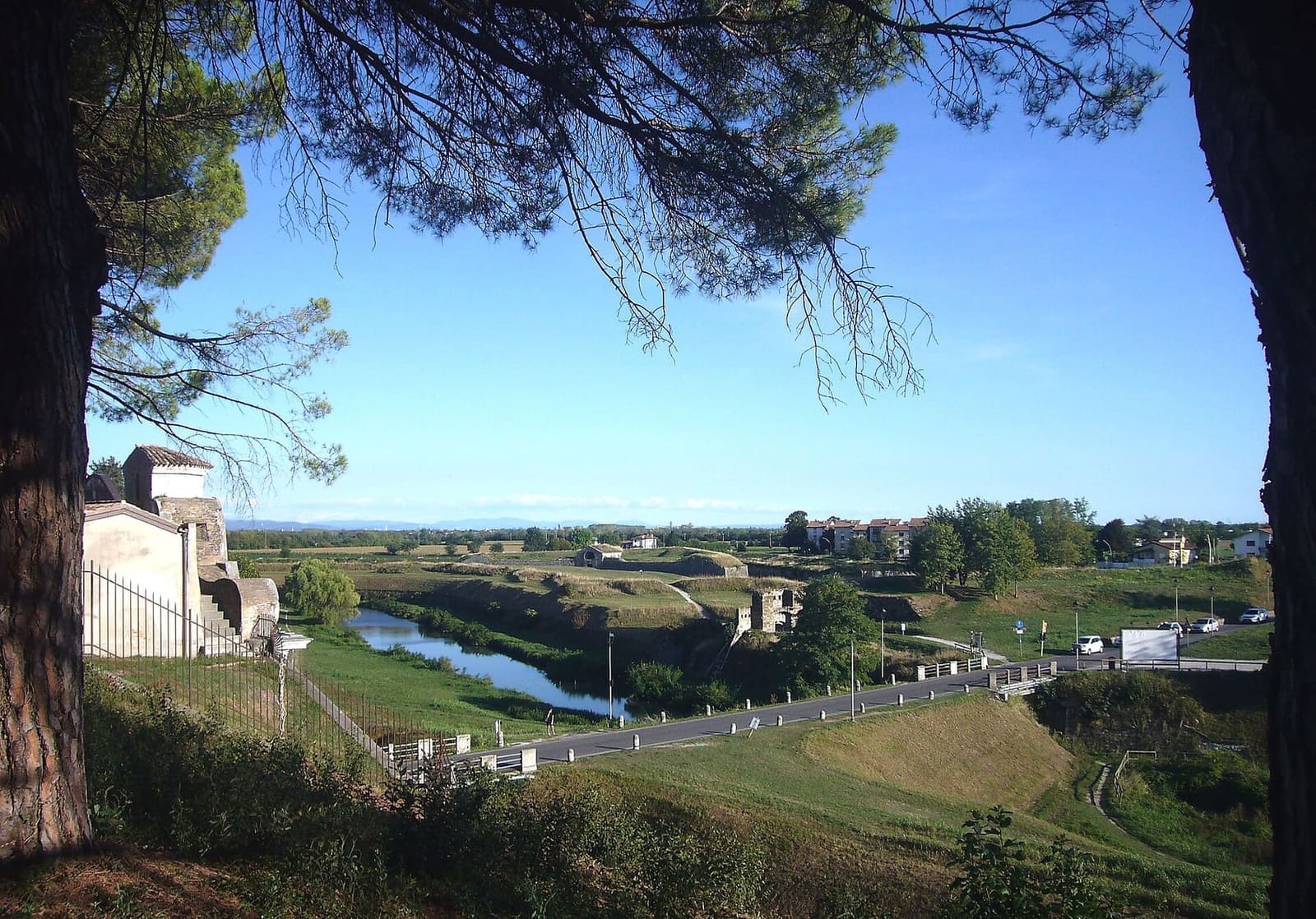 les fossés et les ouvrages extérieurs de la forteresse vus du Parco dell'Aviatore
