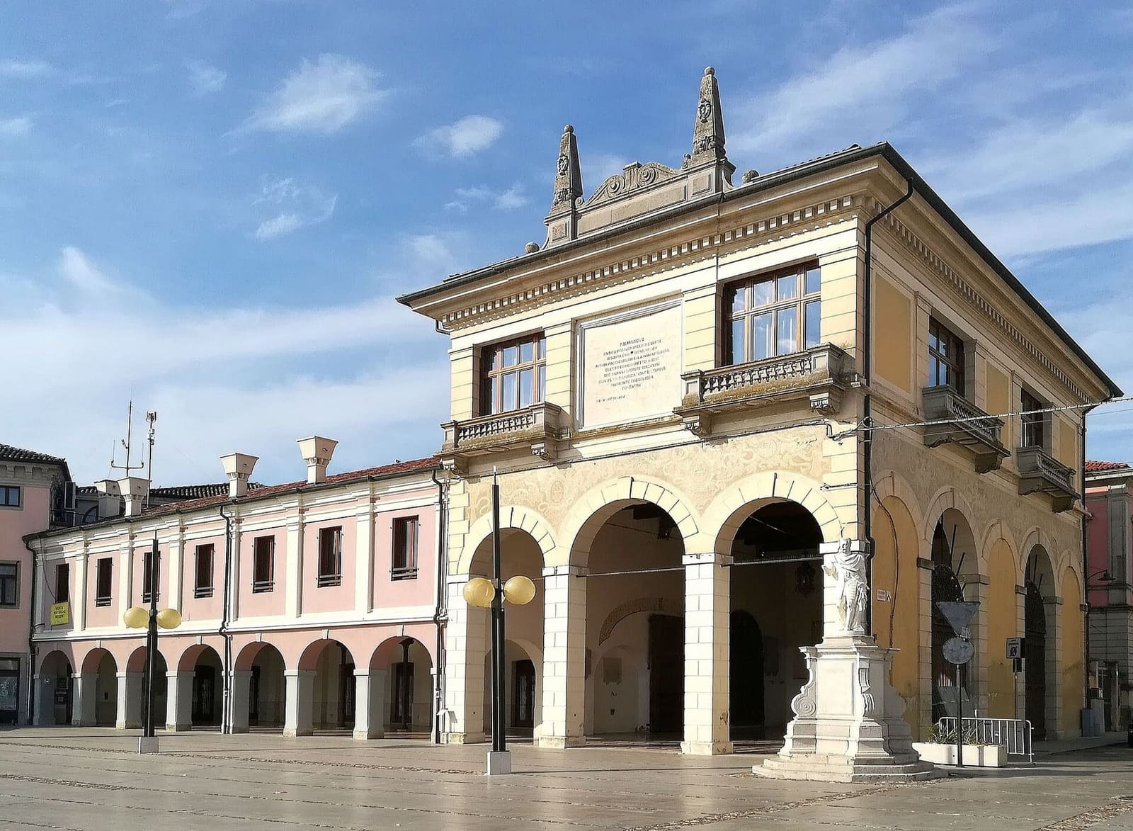 la Loggia della Gran Guardia sur la Piazza Grande, avec l'une des statues des provéditeurs