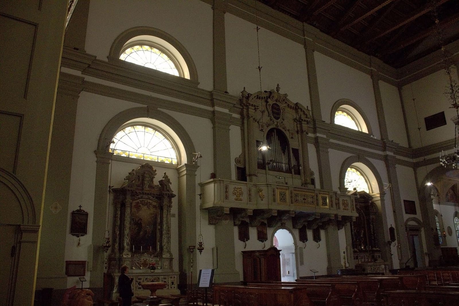 la nef du Duomo avec les autels latéraux et la tribune de l'orgue