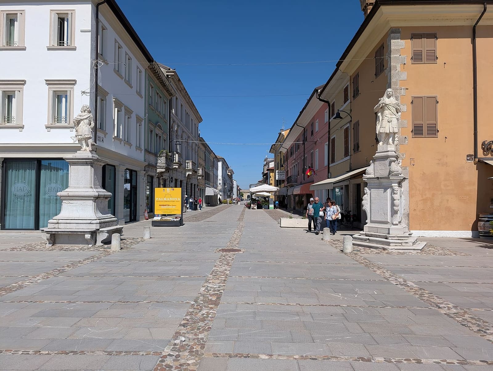 deux statues des provéditeurs à l'entrée de l'une des rues en rayon qui partent de la Piazza Grande