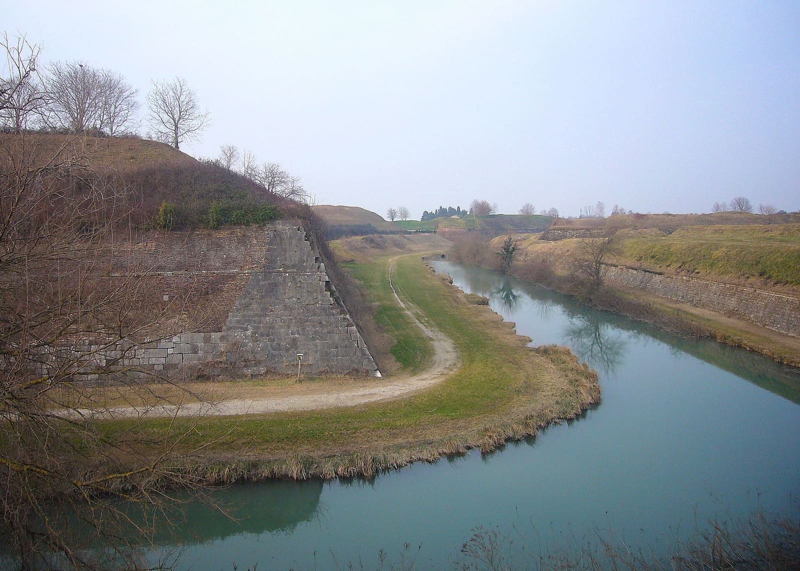 l'angle en pierre d'un bastion donnant sur le fossé