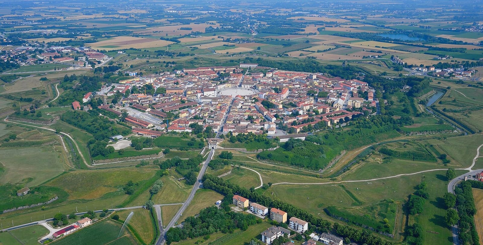 der Stern mit neun Zacken von Palmanova von oben, mit den Bastionen und den Gräben im friaulischen Land
