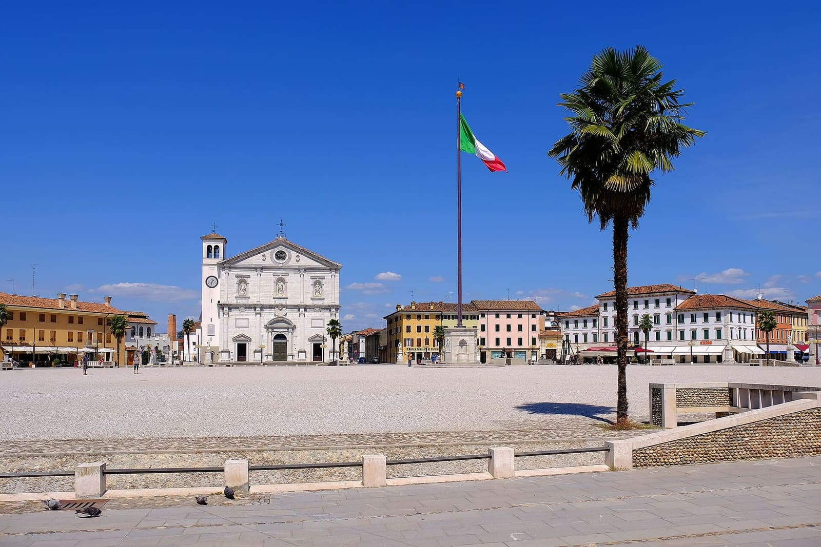 la Piazza Grande, l'hexagone au centre de la forteresse, avec le Duomo au fond