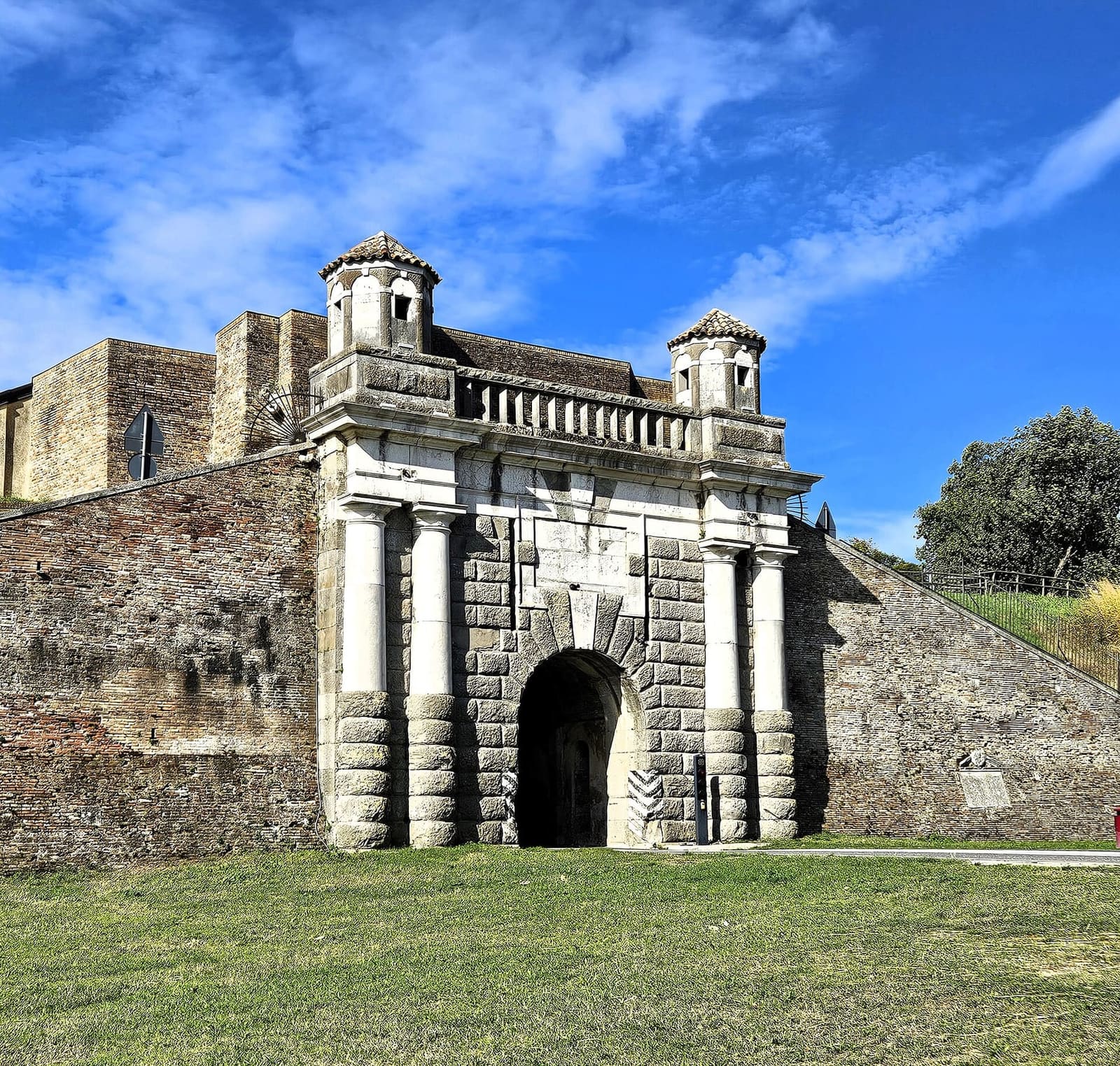 la Porta Cividale vue de l'extérieur, entre les murs de brique des bastions