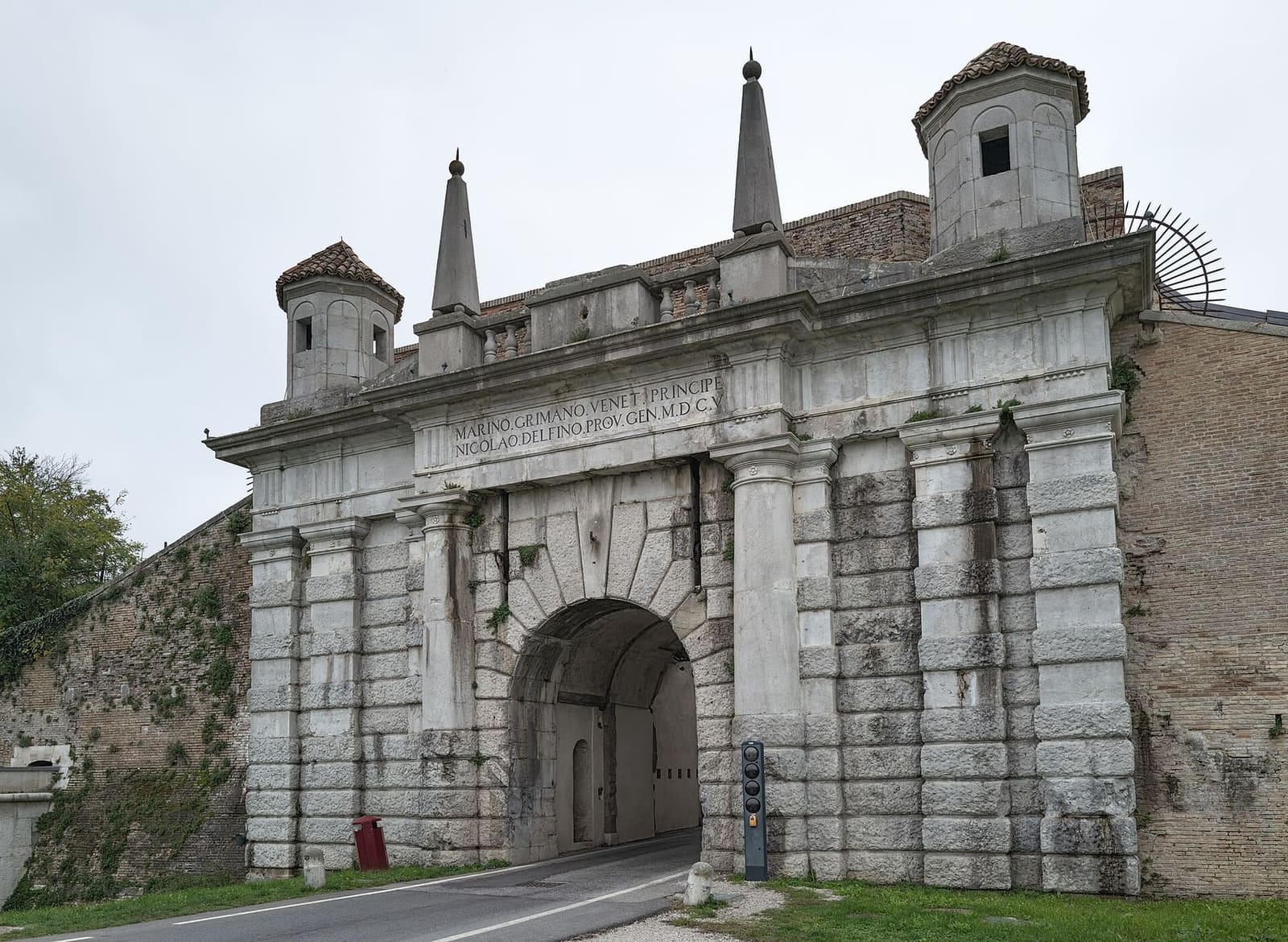 la Porta Udine, avec les deux tourelles, les obélisques et l'inscription du provéditeur Nicolò Dolfin