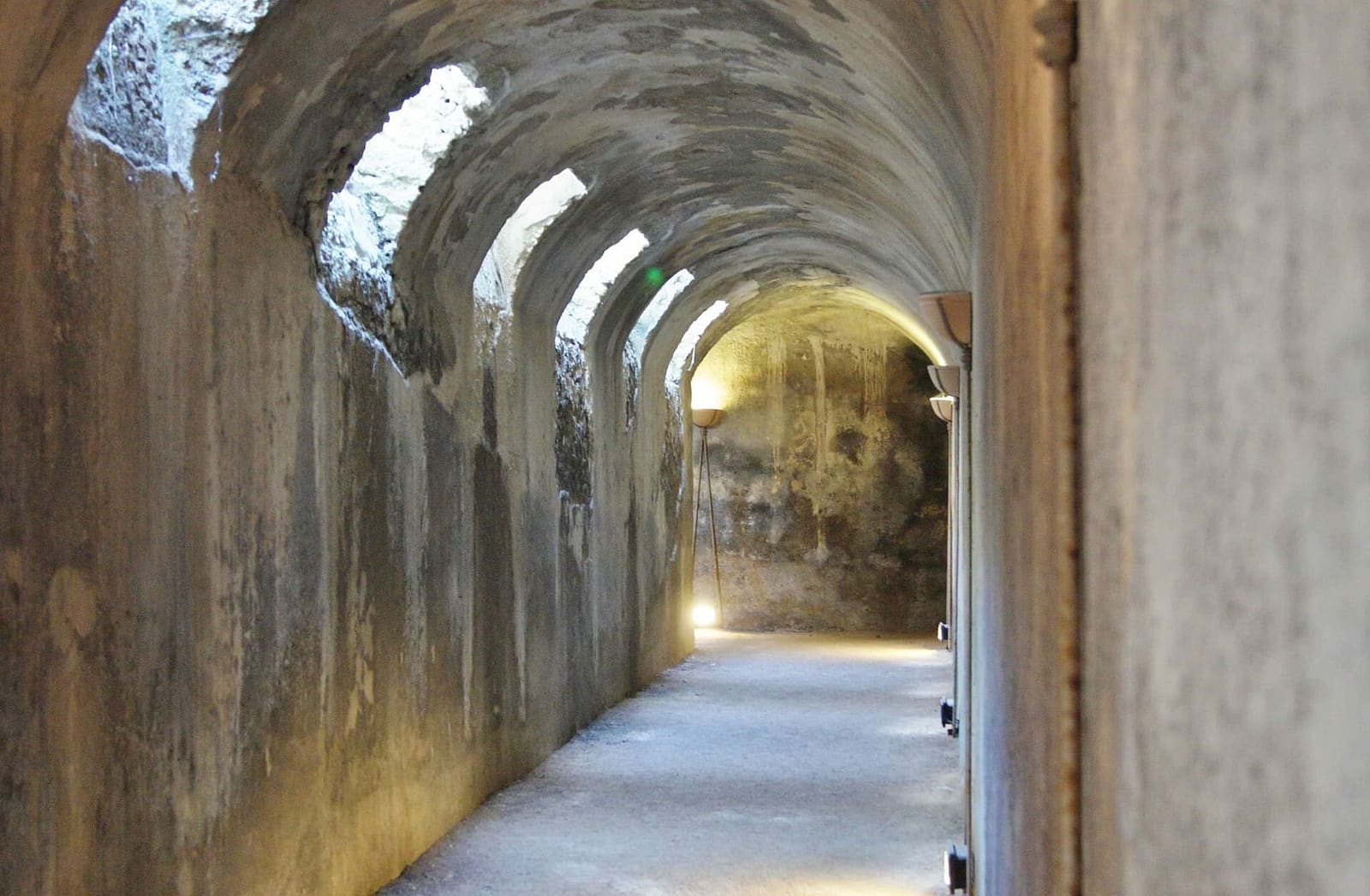 il criptoportico sotto la domus, il corridoio a volta che prende luce dalle finestrelle aperte in alto