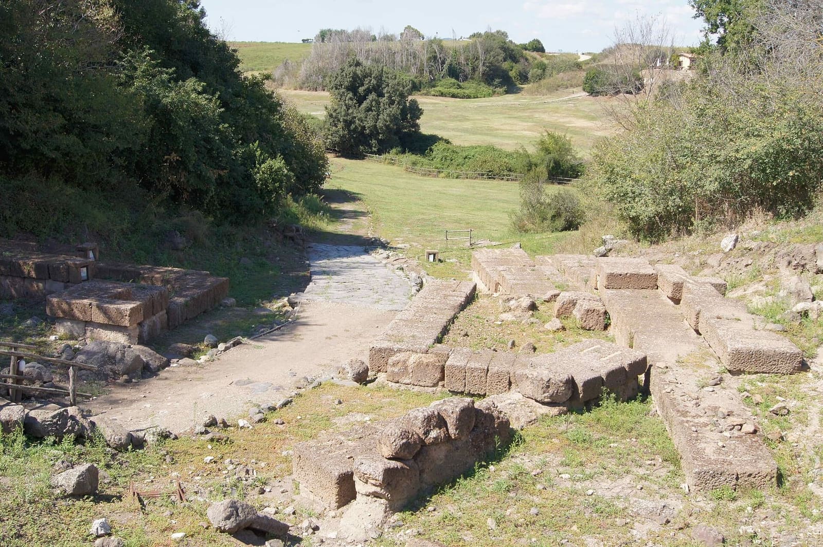 la porta est, con i blocchi di tufo della strada etrusca che esce dalla città e scende verso la campagna