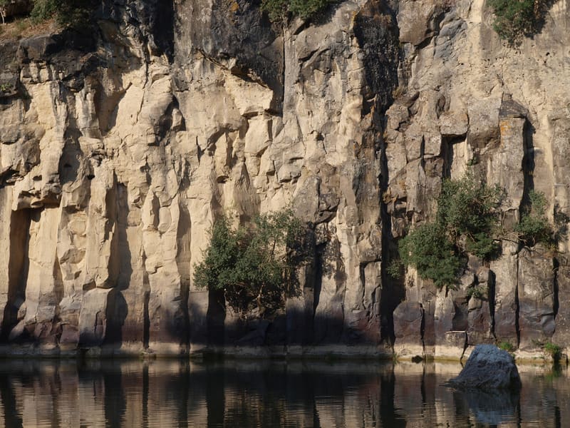 le pareti di tufo che chiudono il laghetto del Pellicone, con gli alberi aggrappati alla roccia e il Fiora fermo sotto: è il posto dove finisce il percorso naturalistico