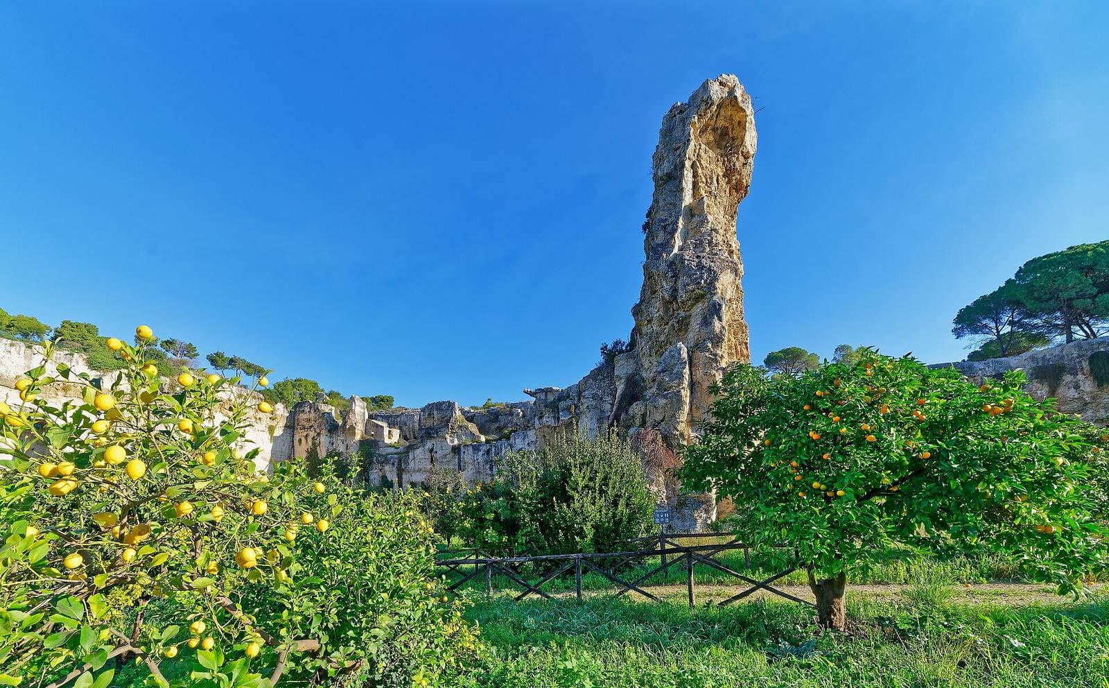 il pilone di roccia rimasto in piedi nella Latomia del Paradiso, fra i limoni e gli aranci