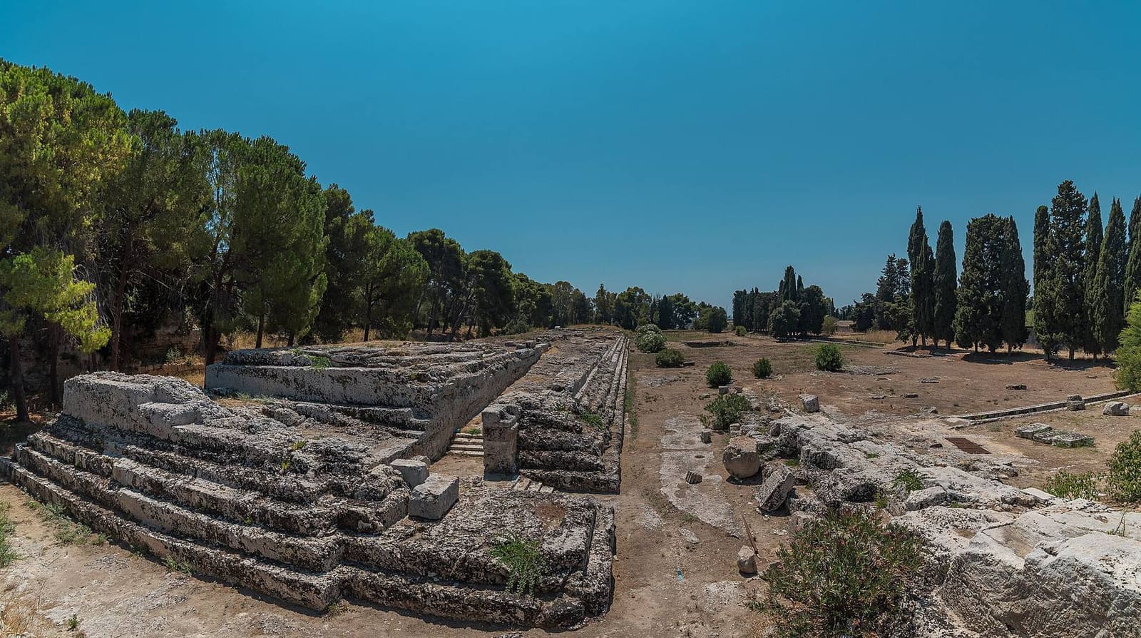 il basamento dell'Ara di Ierone II, lungo uno stadio, fra i pini e i cipressi