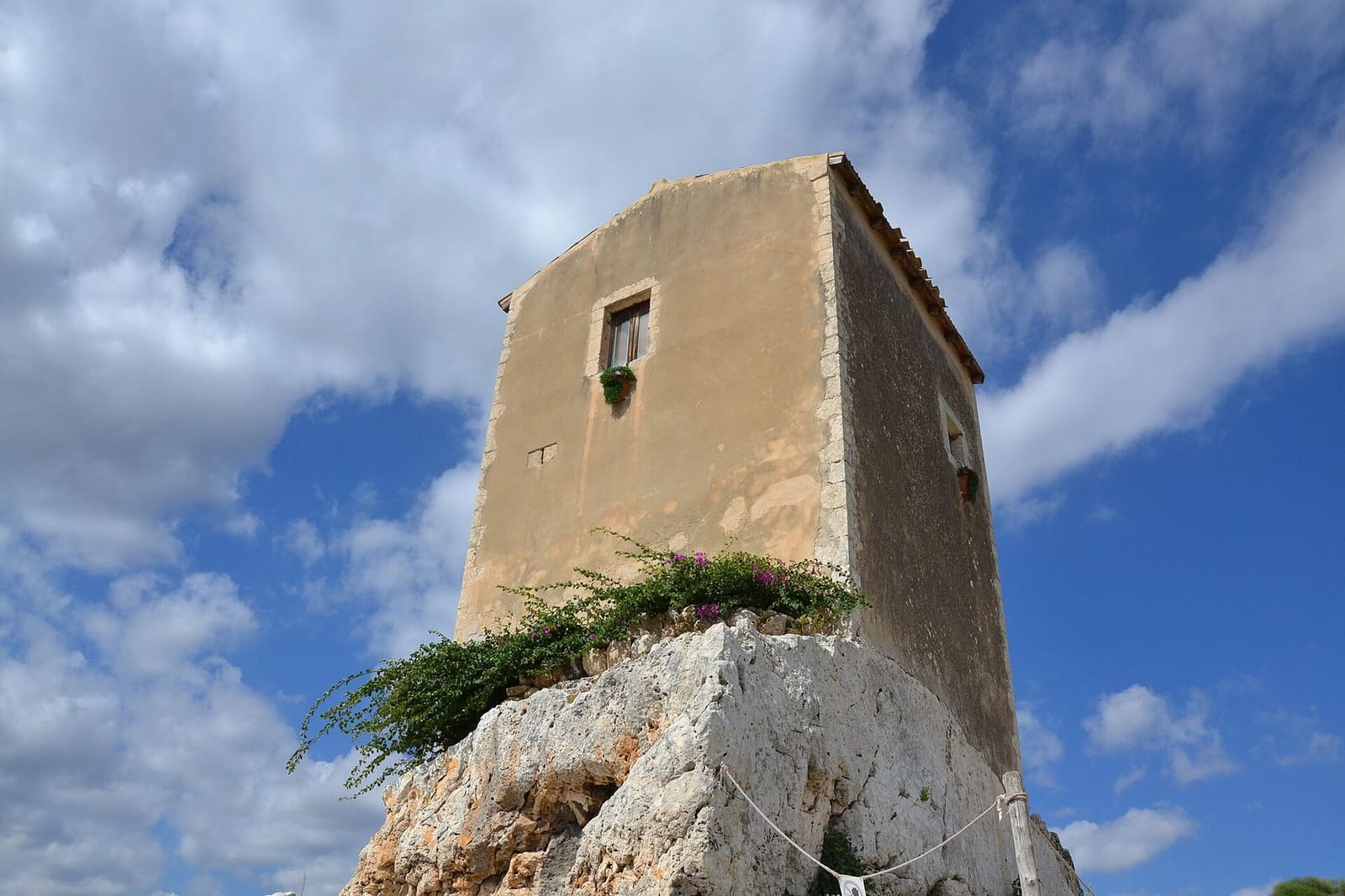 la casa dei mugnai in cima al Teatro greco, quel che resta dei mulini ad acqua del Cinquecento
