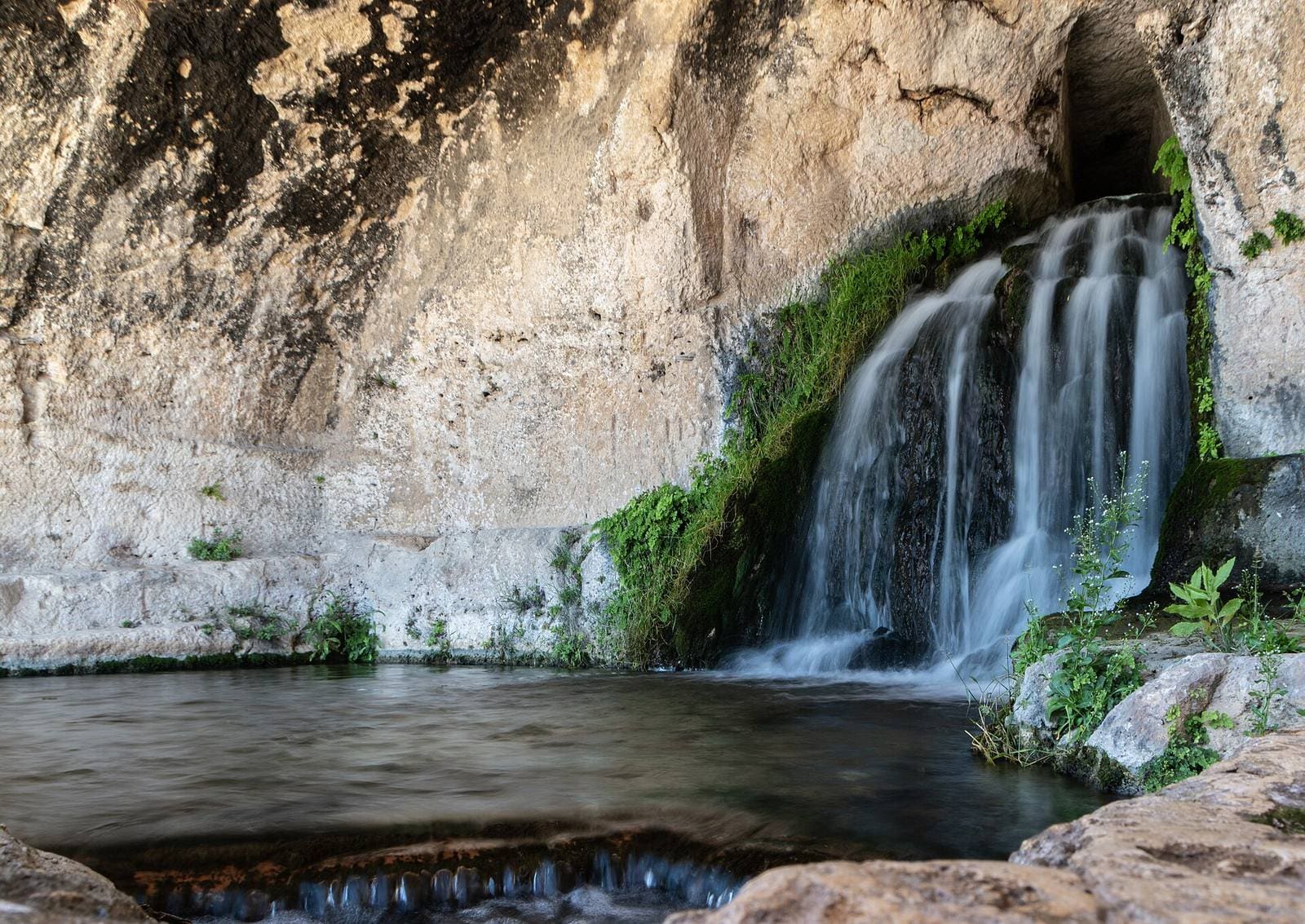 l'acqua che cade nella vasca della grotta del Ninfeo, sopra il Teatro greco