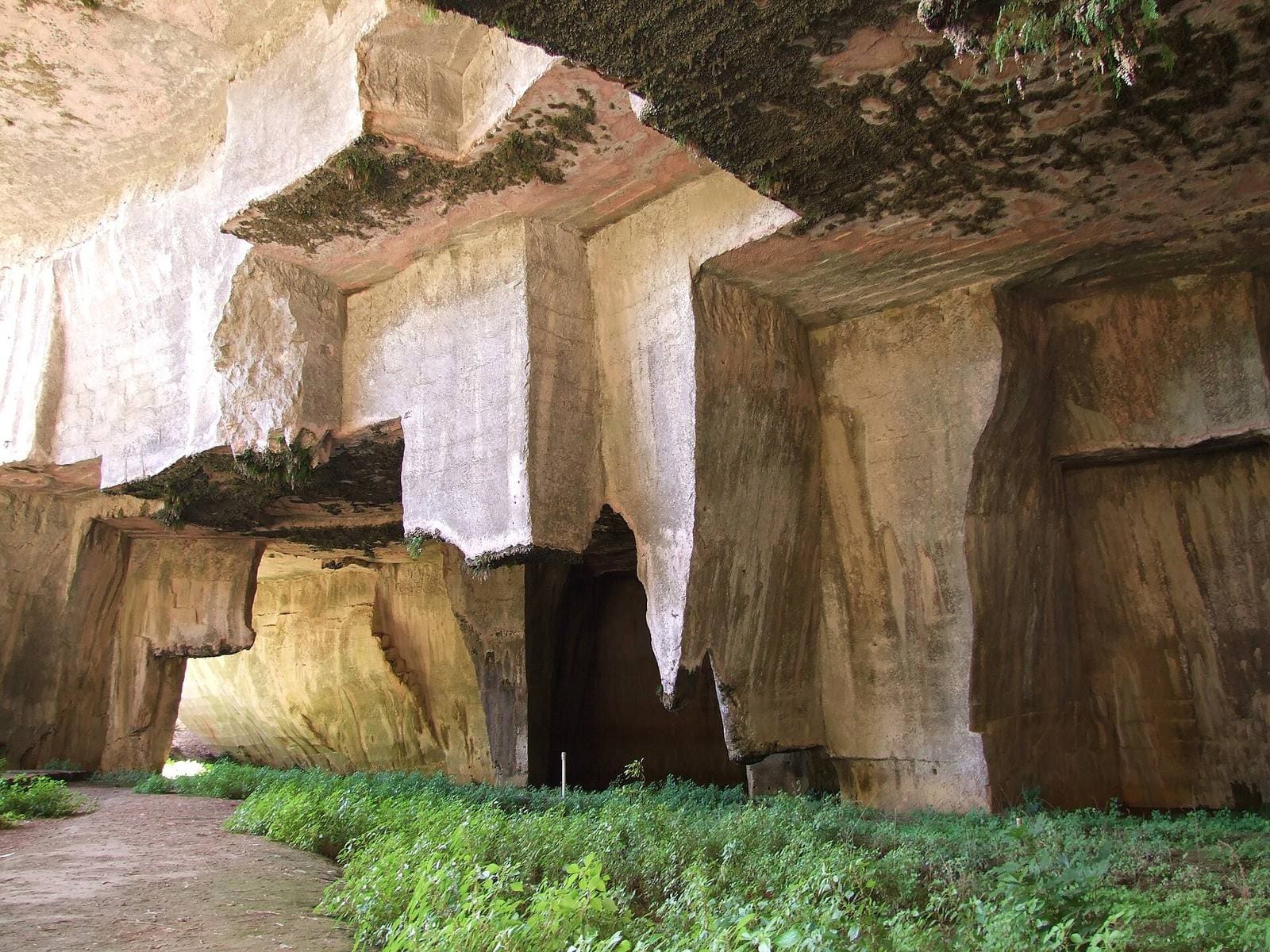 la Grotta dei Cordari, con i pilastri e il soffitto lasciati dai cavatori e il muschio sulle pareti