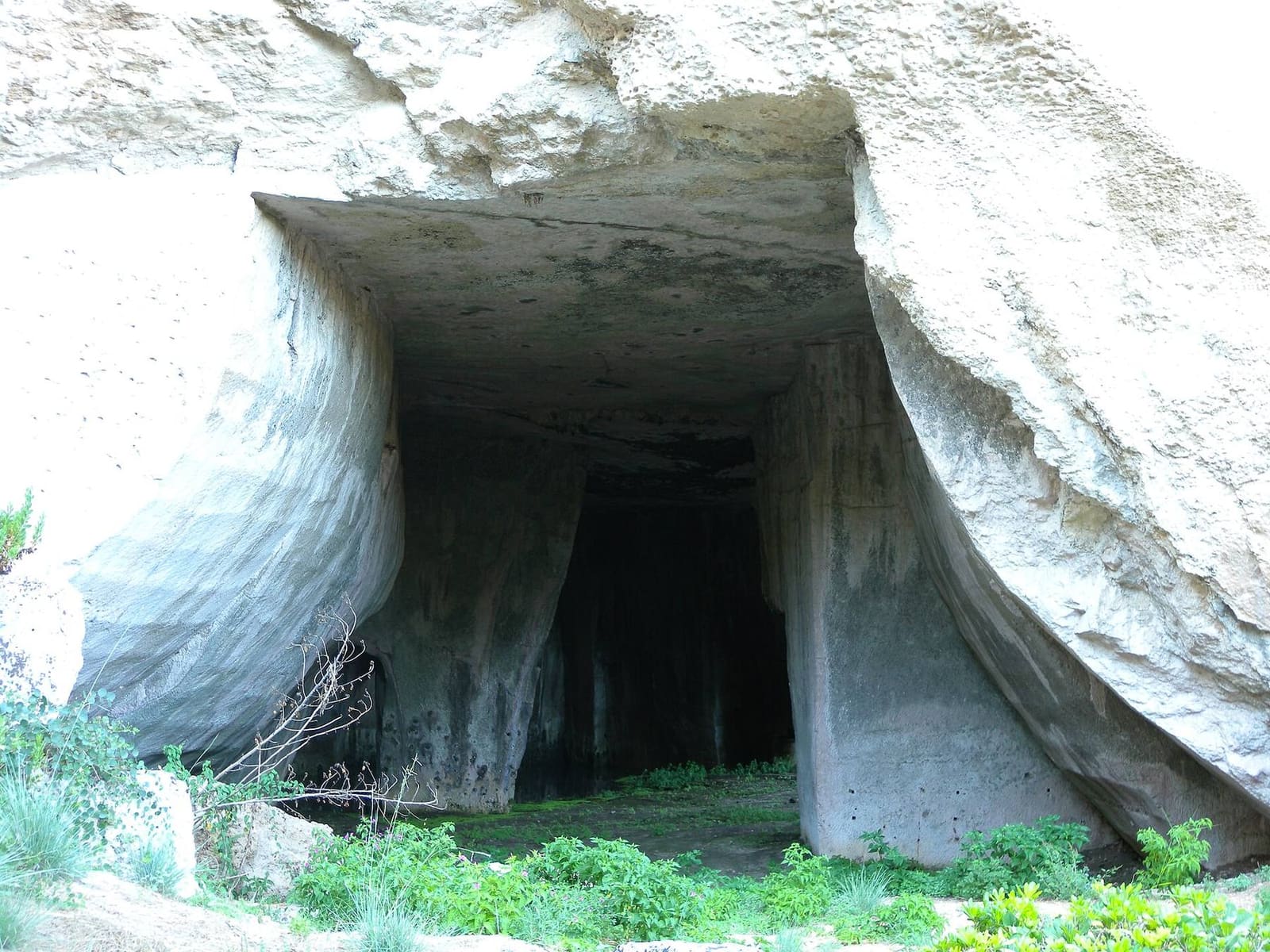 l'ingresso di una cava nella Latomia dei Cordari, tagliato a spigoli vivi nella roccia bianca